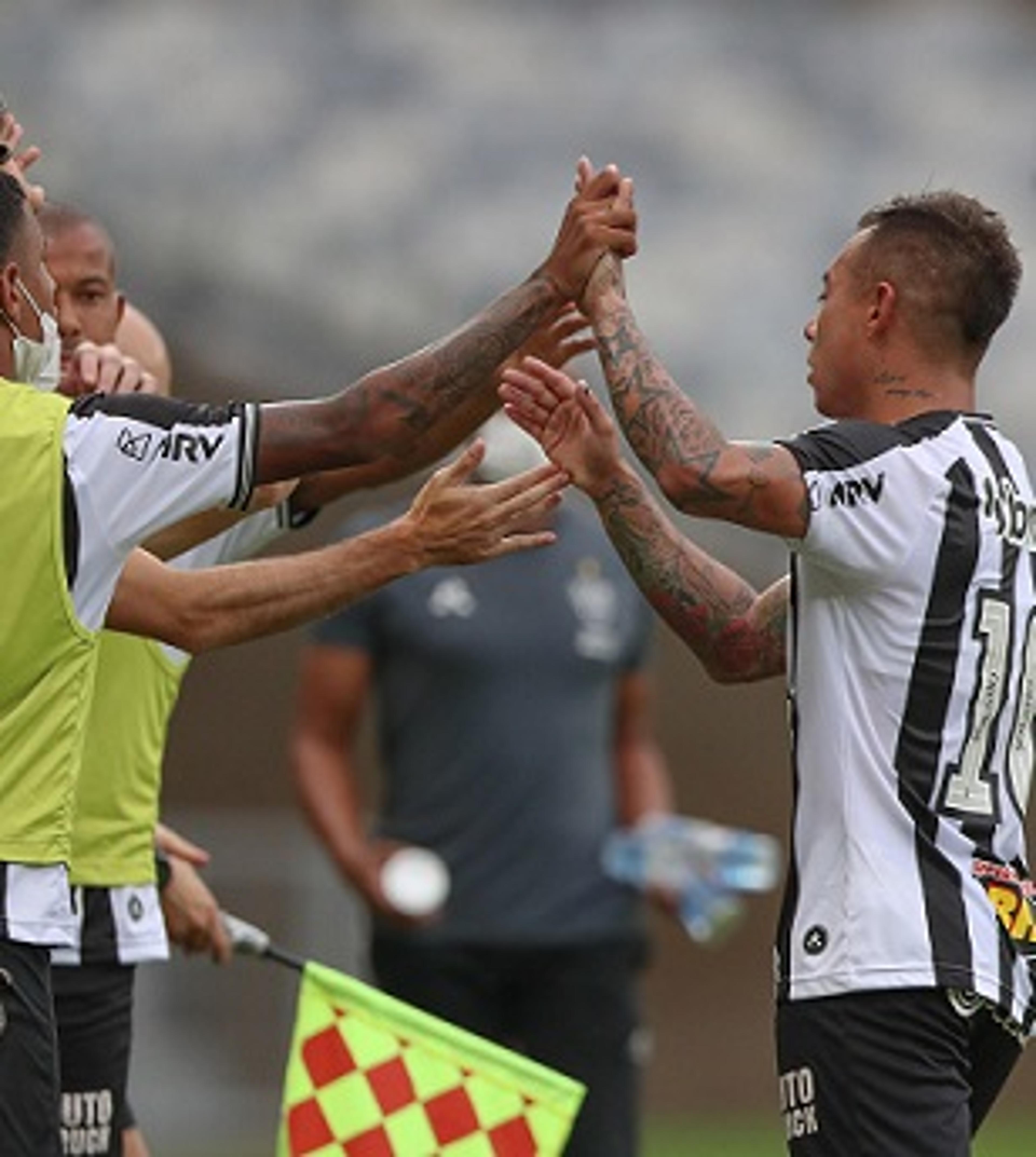 Galo não joga bem, tem pênalti a favor mal marcado, mas vira e rebaixa o Boa Esporte no Mineirão