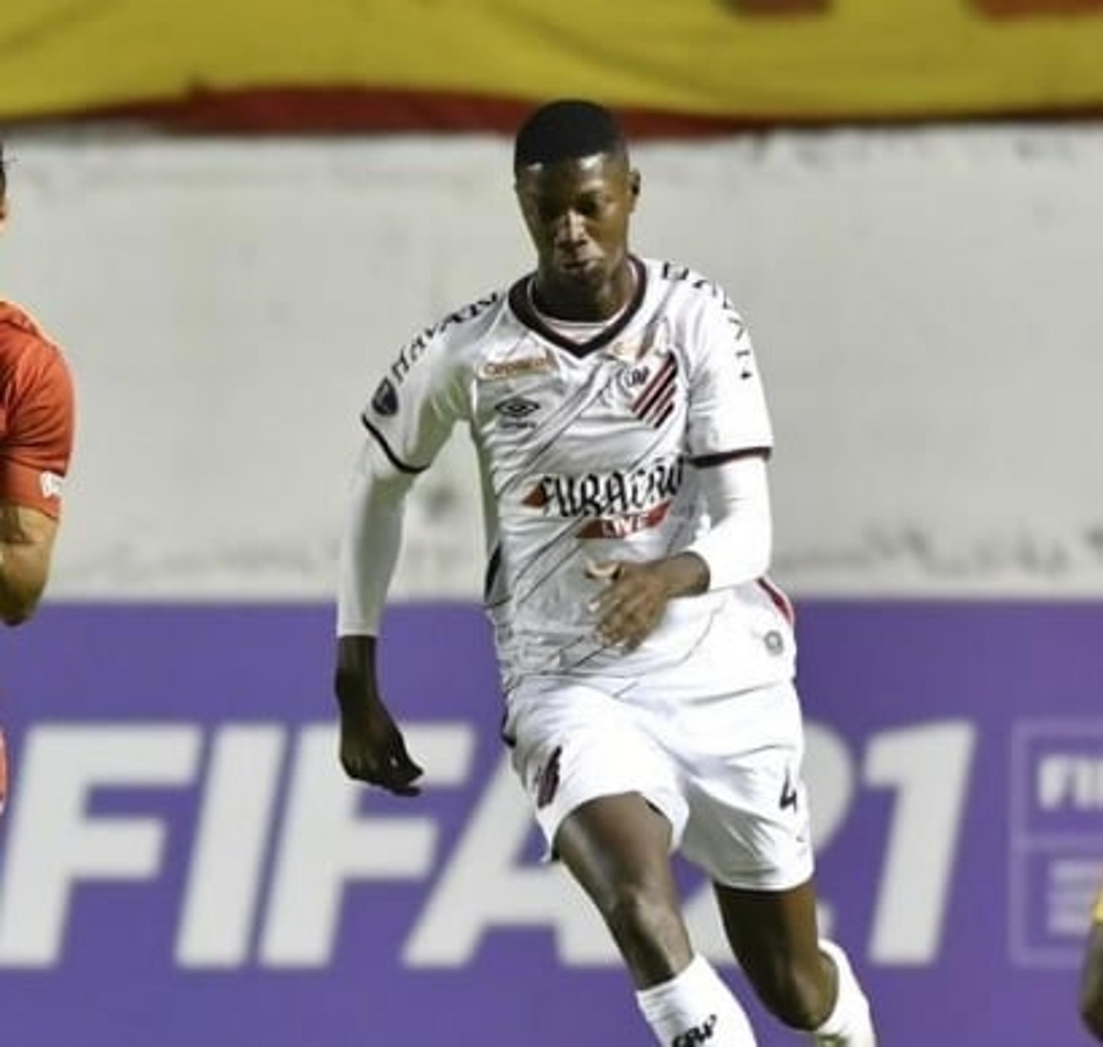 Matheus Babi celebra estreia com vitória no Athletico