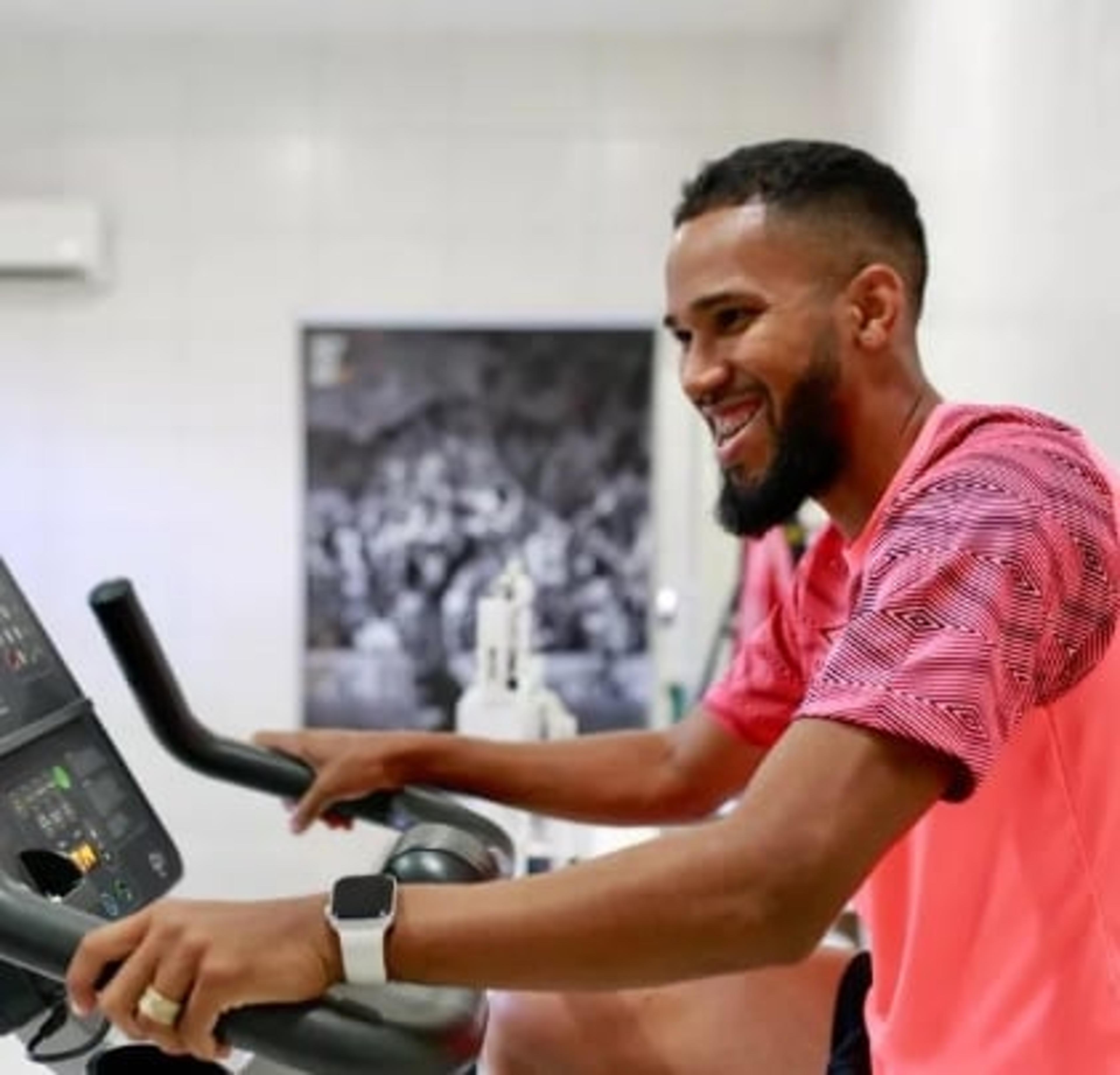 Reforço na área! Everaldo se apresenta ao Sport