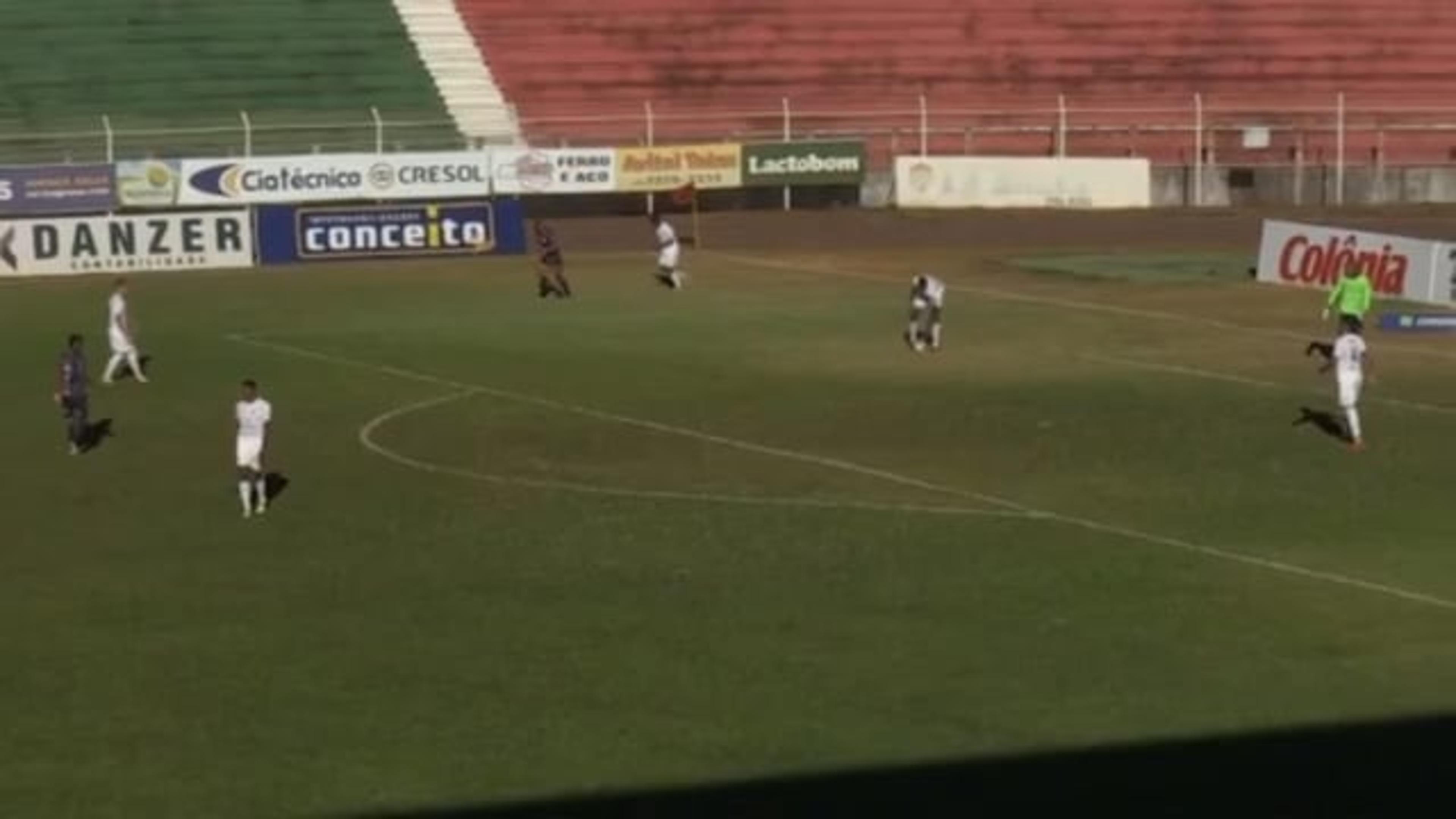 Pênalti mais bizarro do ano? Zagueiro põe a mão na bola e comete infração pelo estadual Paranaense