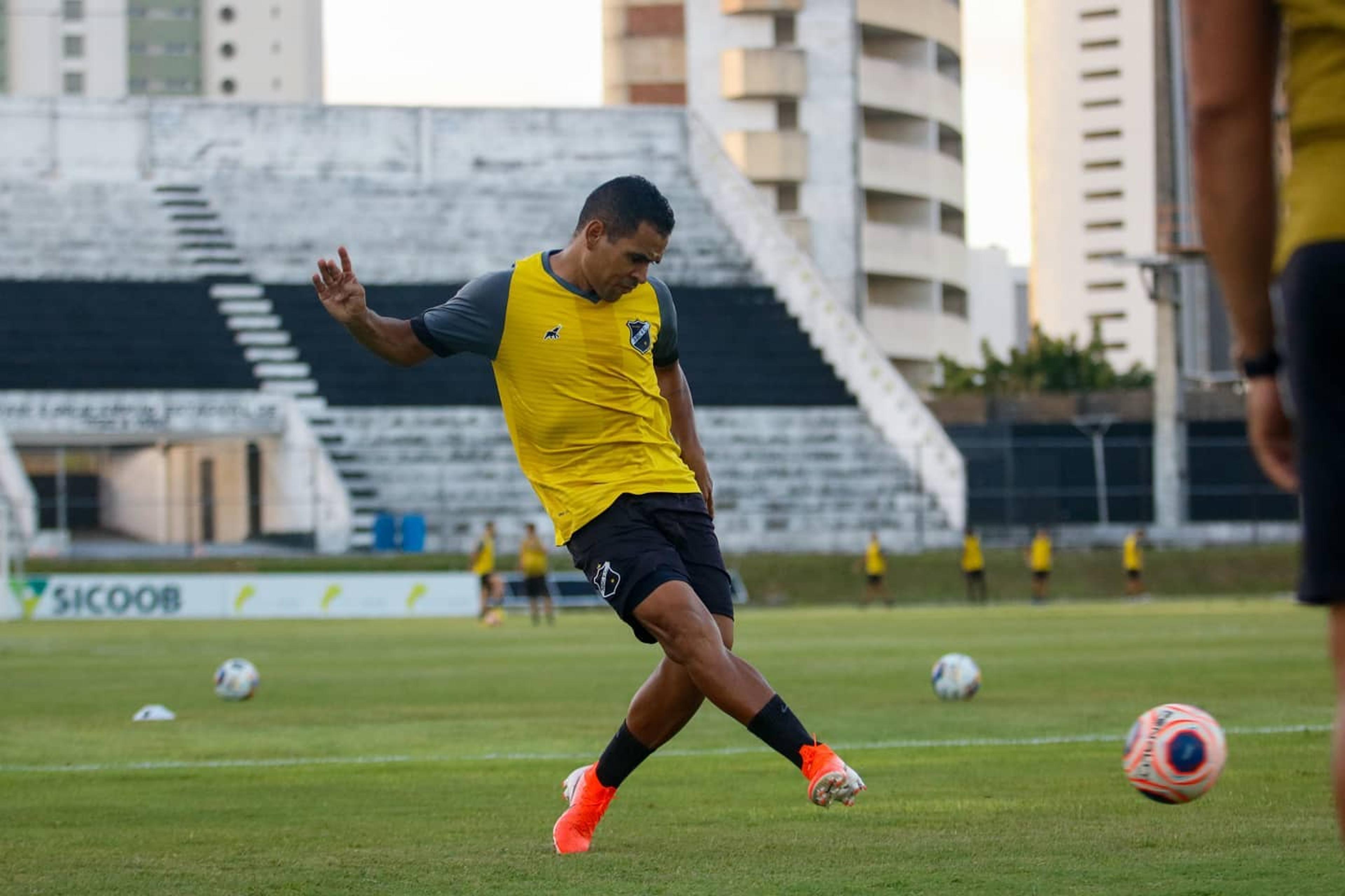 Éderson quer evolução do ABC e foca em duelos com a Chapecoense na Copa do Brasil