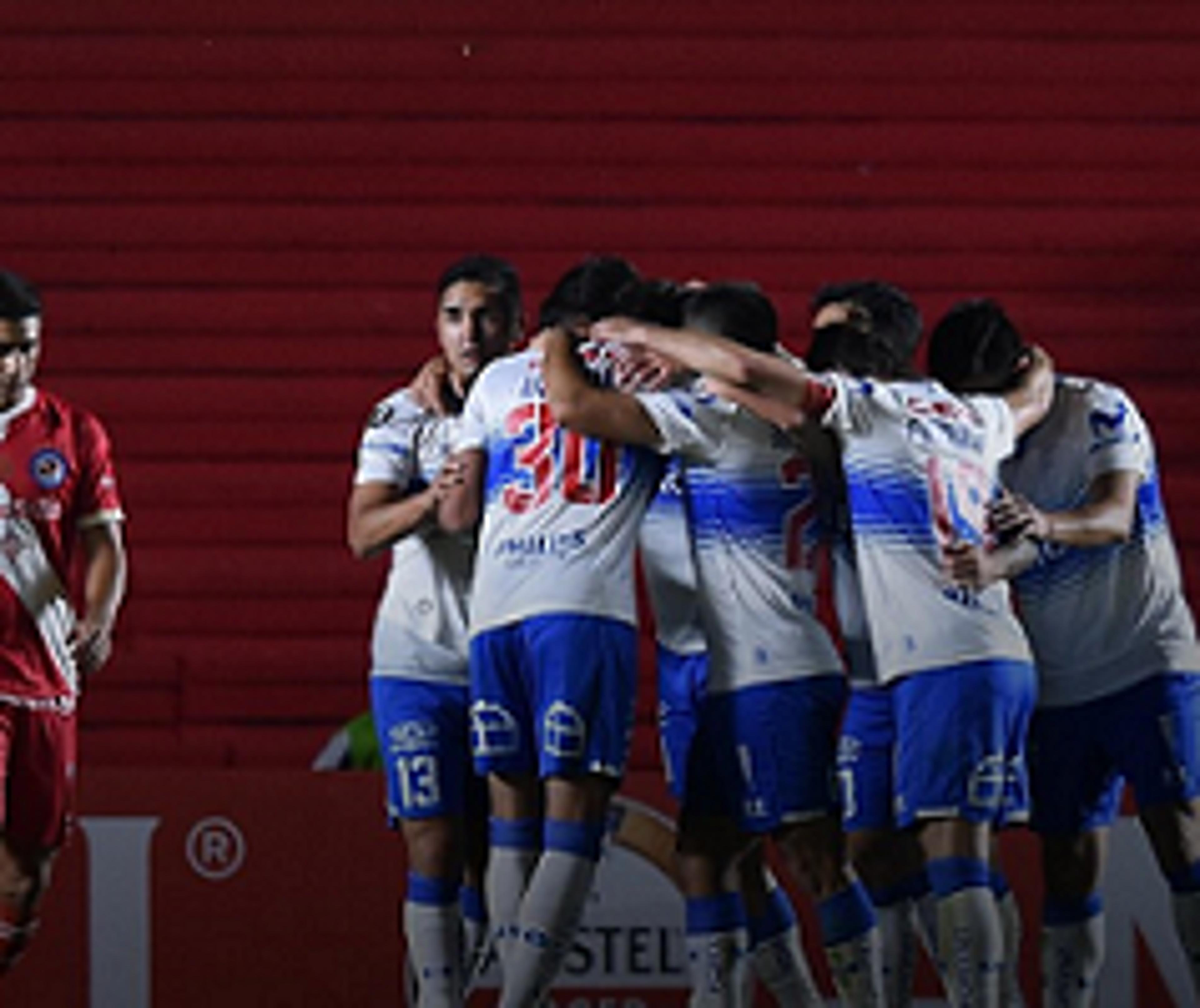 Libertadores: Universidad Católica bate o Argentinos Juniors e embola o Grupo F