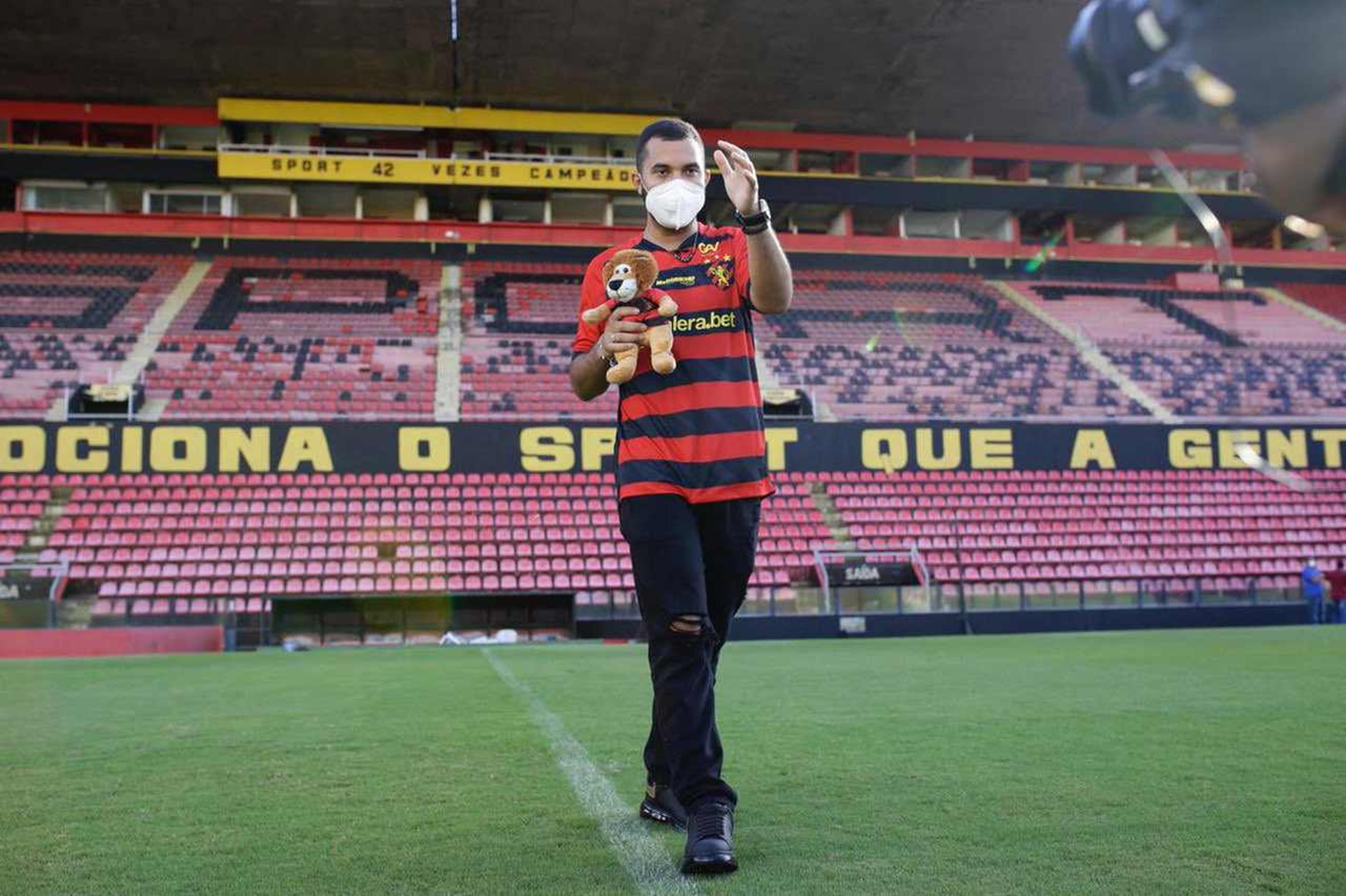 Conselheiro do Sport que disparou ofensas homofóbicas contra Gil do Vigor é absolvido pelo clube