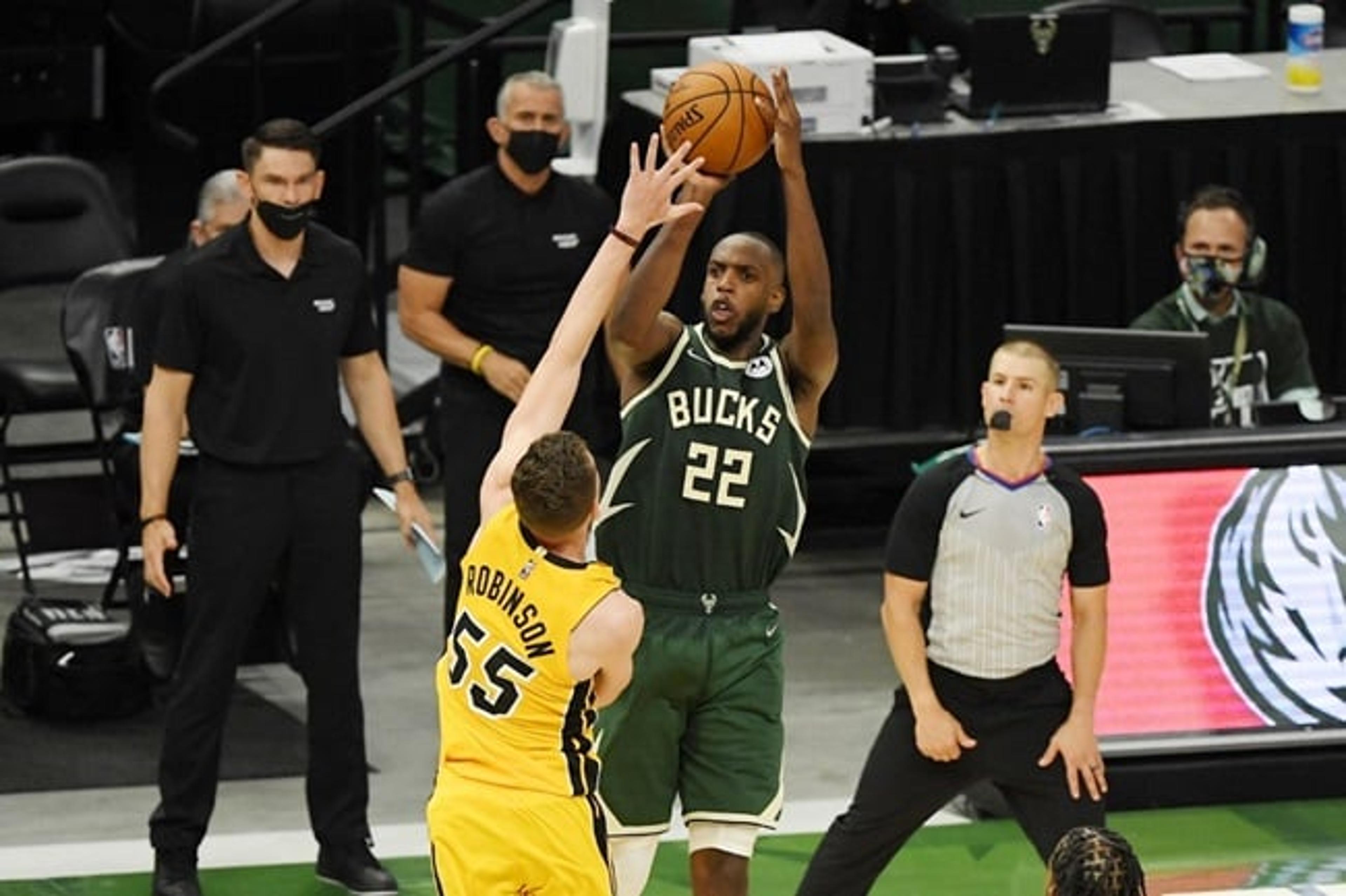 Khris Middleton decide e Bucks larga na frente contra Heat