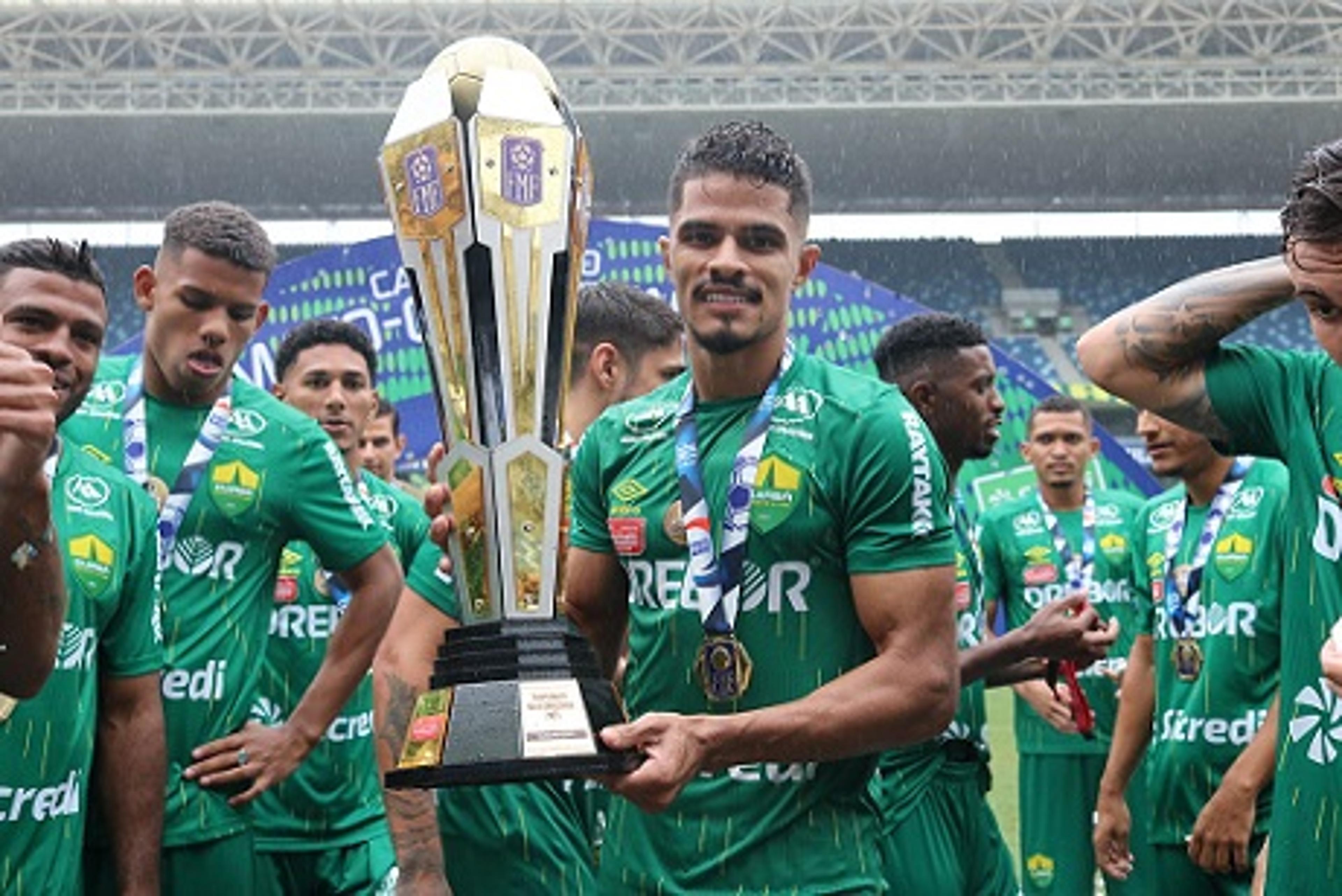 Lucas Ramon vibra com título invicto do Cuiabá e assistência para o gol que sacramentou conquista