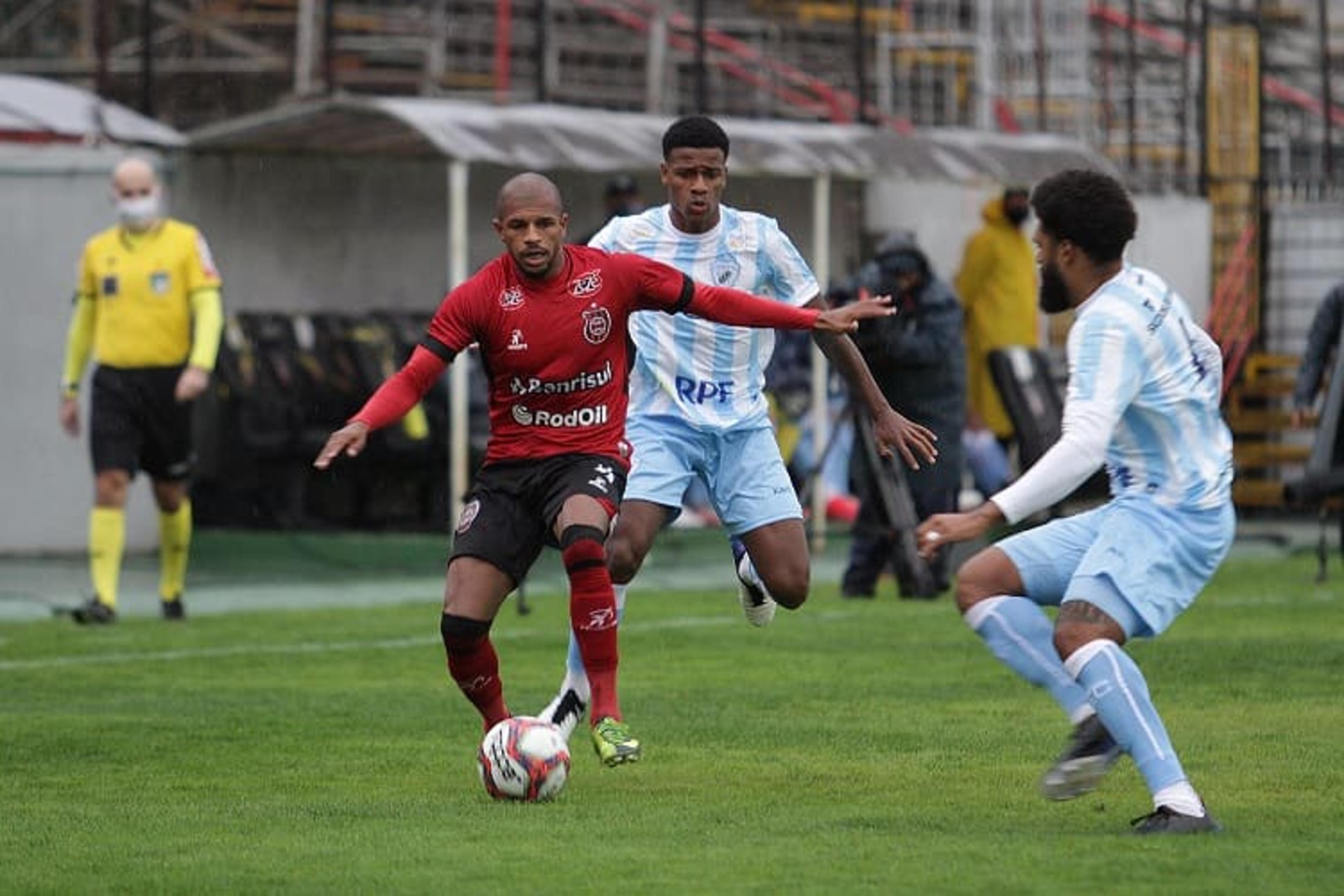 Brasil de Pelotas, mesmo com um a mais, inicia Série B empatando com o Londrina