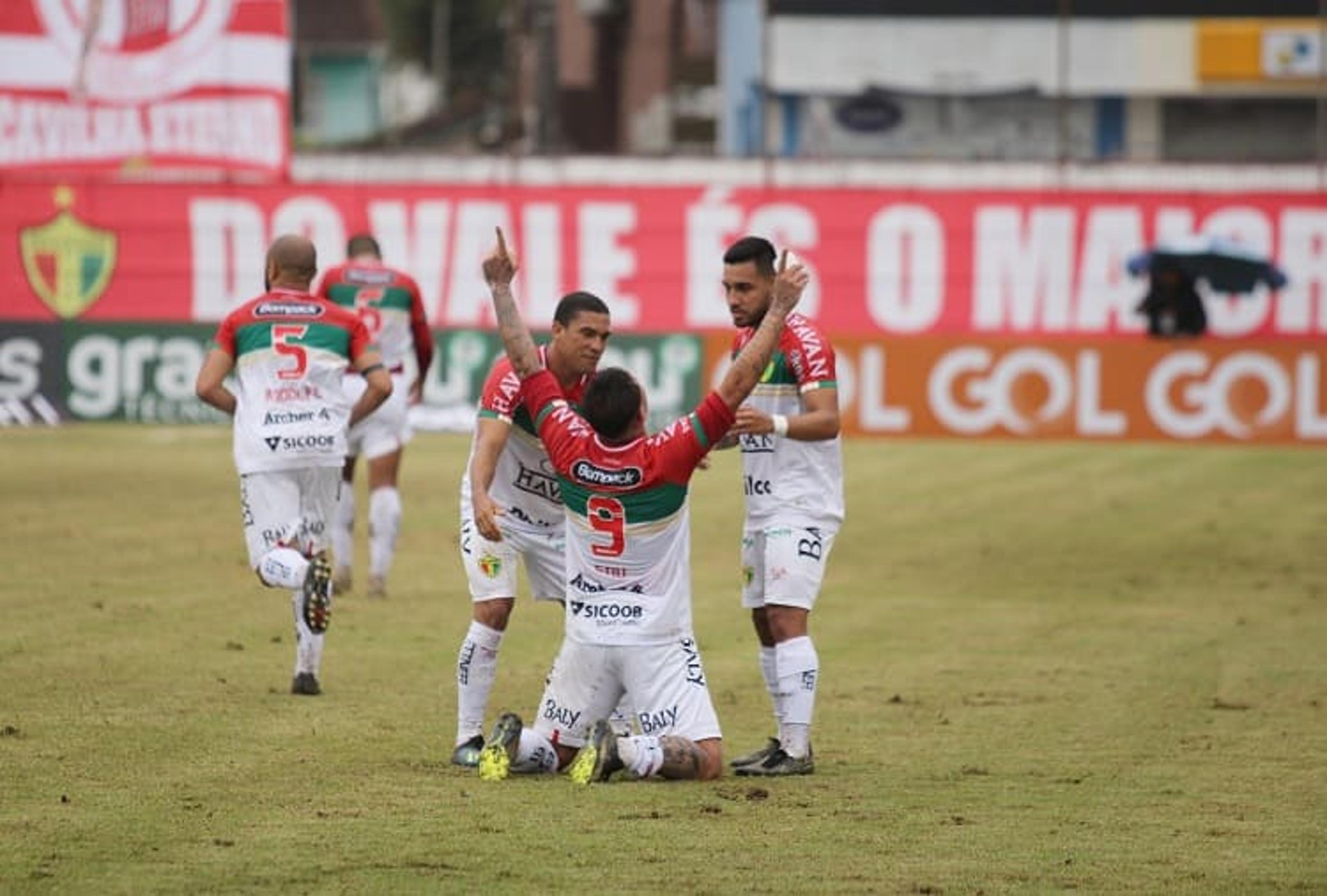 Edu marca duas vezes, e Brusque estreia com vitória diante da Ponte Preta na Série B