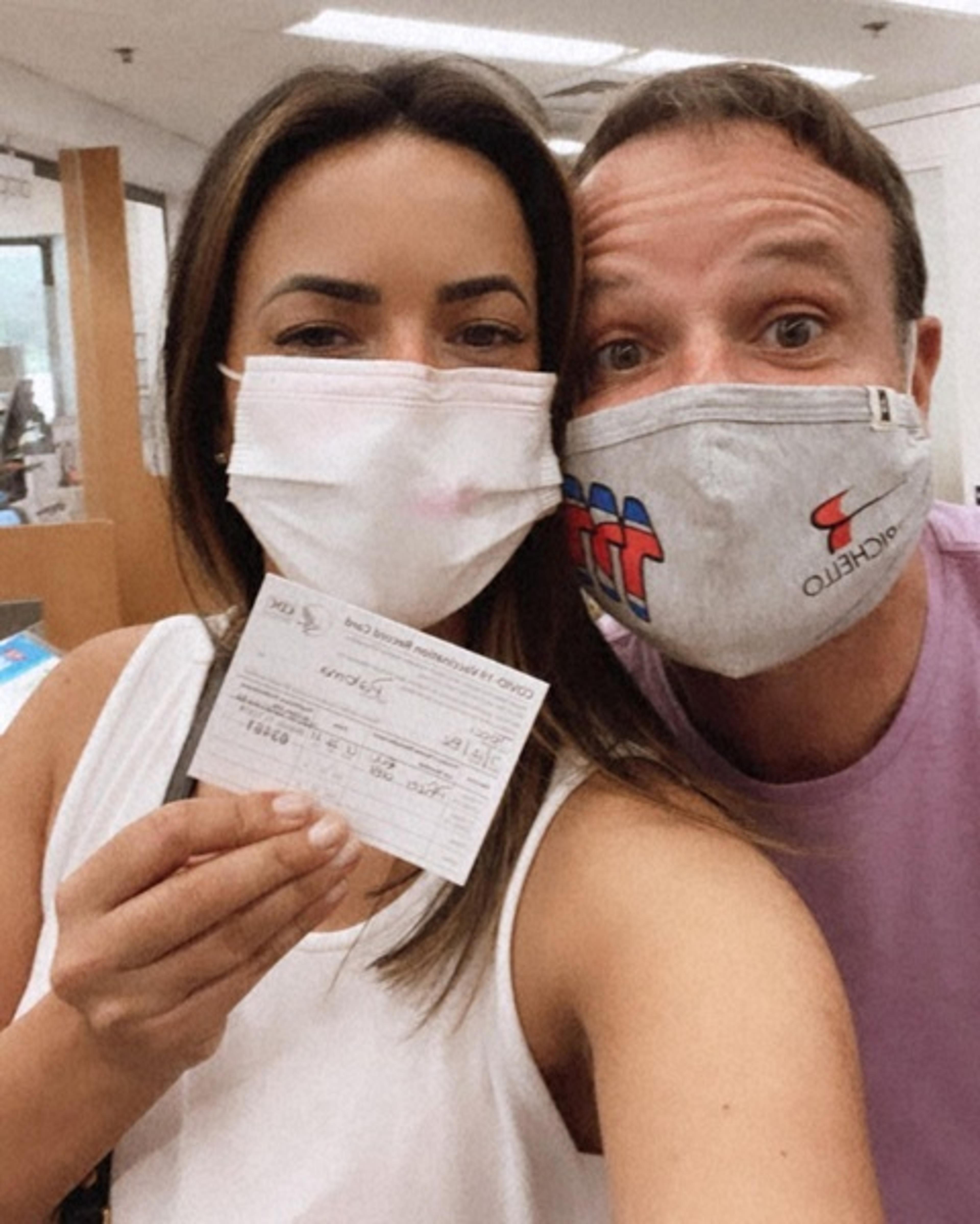 Acompanhada de Barrichello, Paloma Tocci é vacinada nos Estados Unidos: ‘Viva a ciência!’