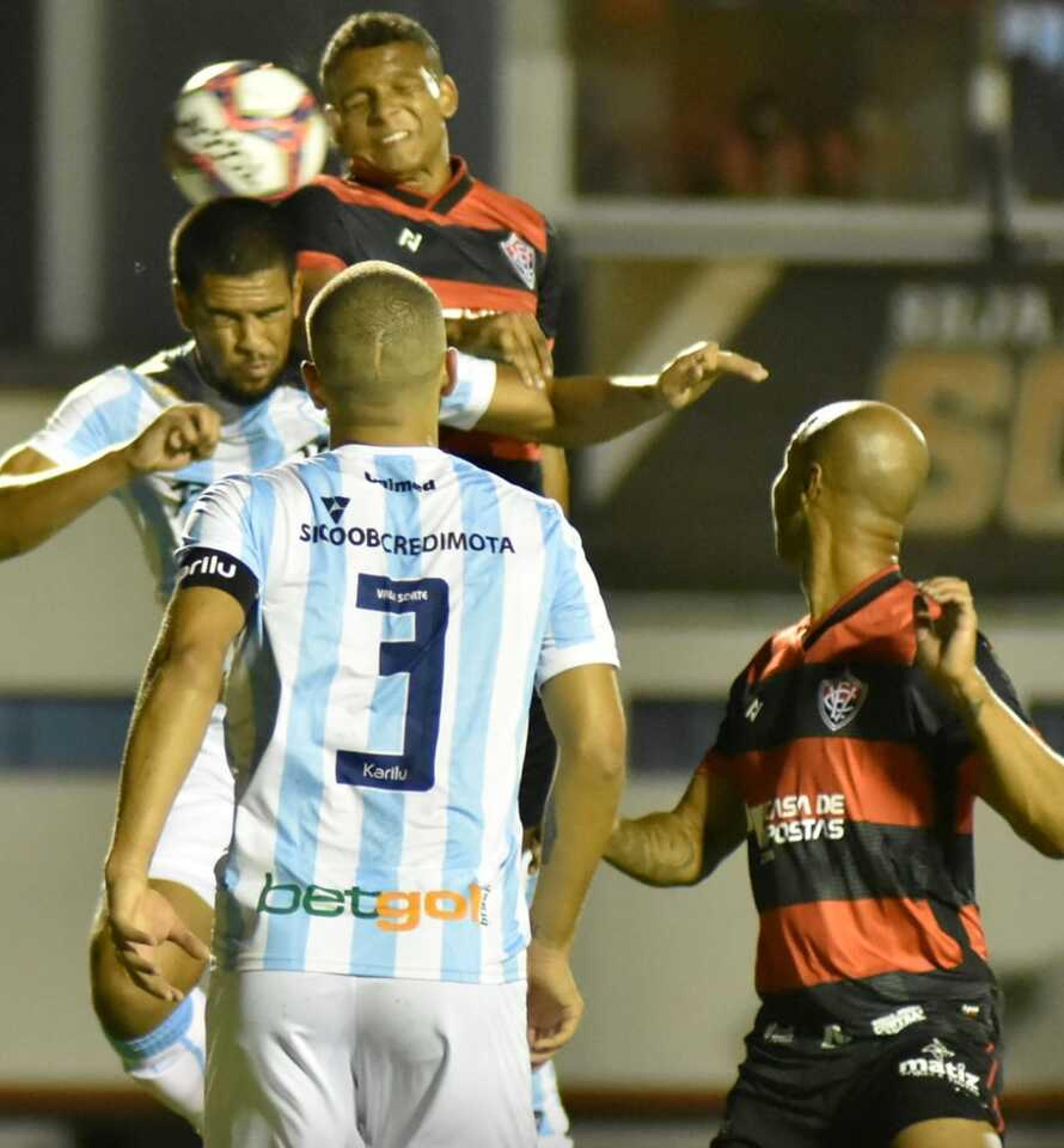 Londrina vira na segunda etapa, vence o Vitória, fora de casa, e sai do Z-4 da Série B