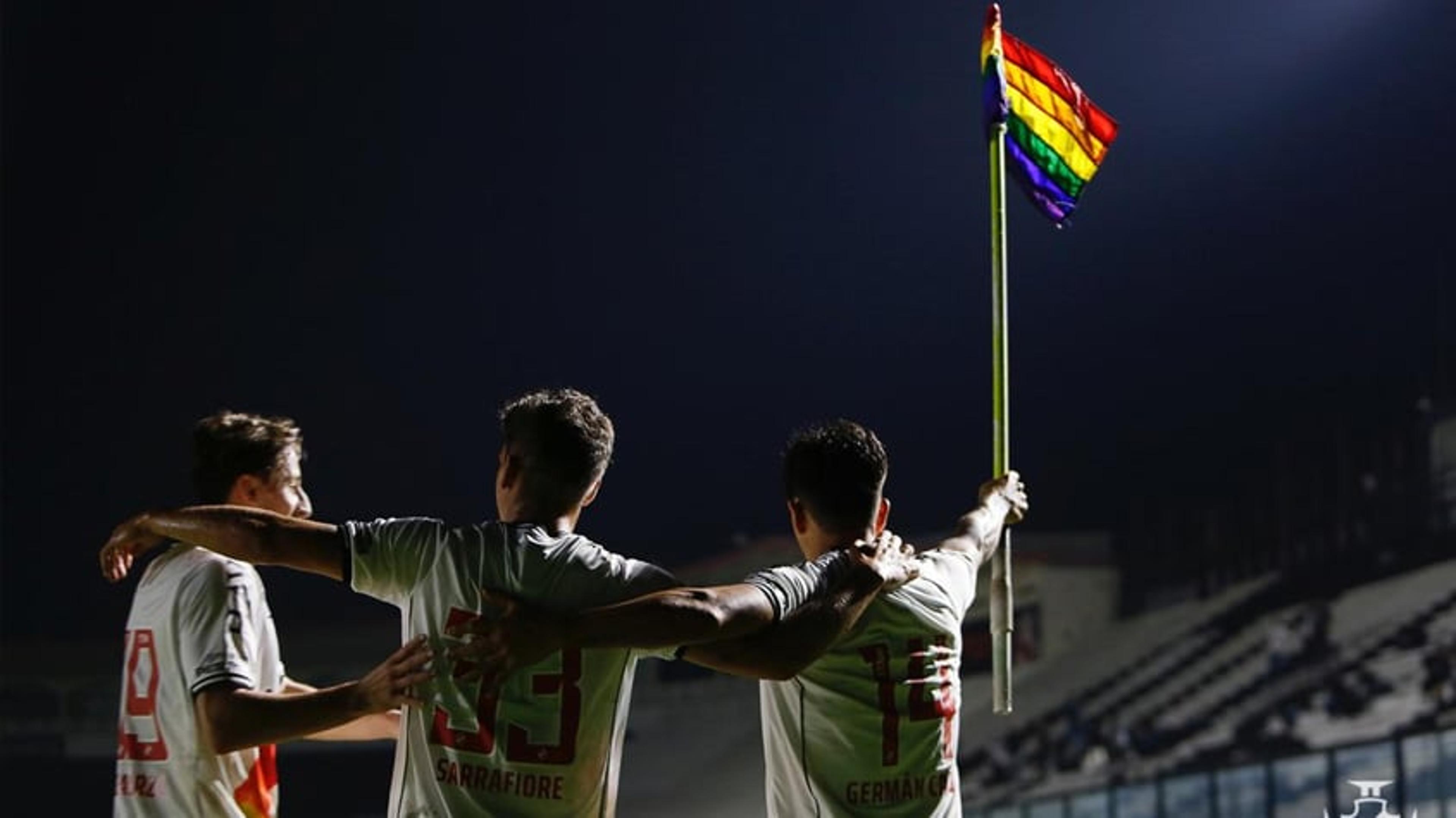 Reforço do Fluminense e amante de golfe, Cano distribuiu cestas básicas no Rio e levantou bandeira LGBTQIA+