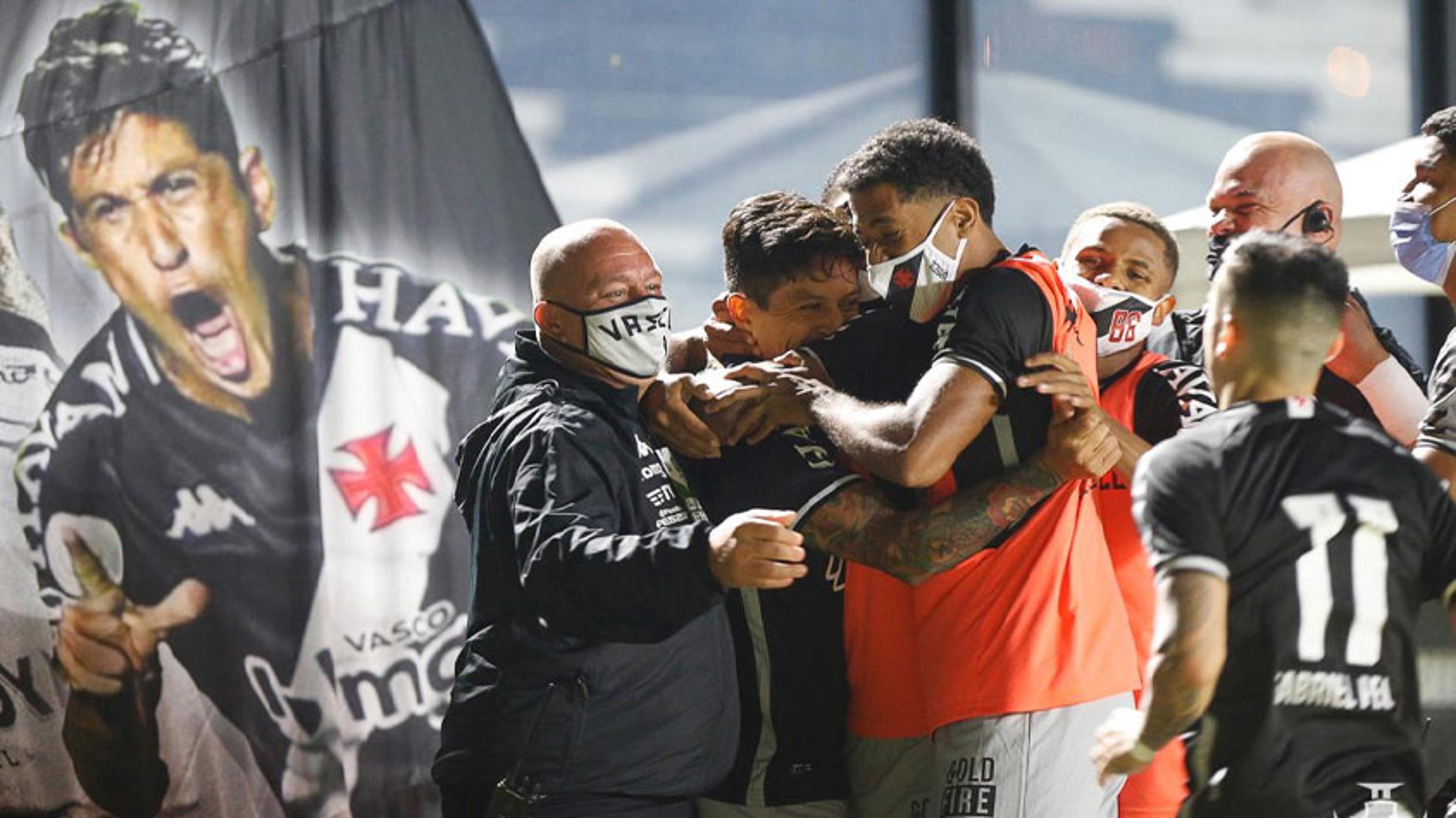 Faz o L! Com gol de Cano, Vasco vence o Sampaio Corrêa e se aproxima do G4 da Série B do Brasileirão