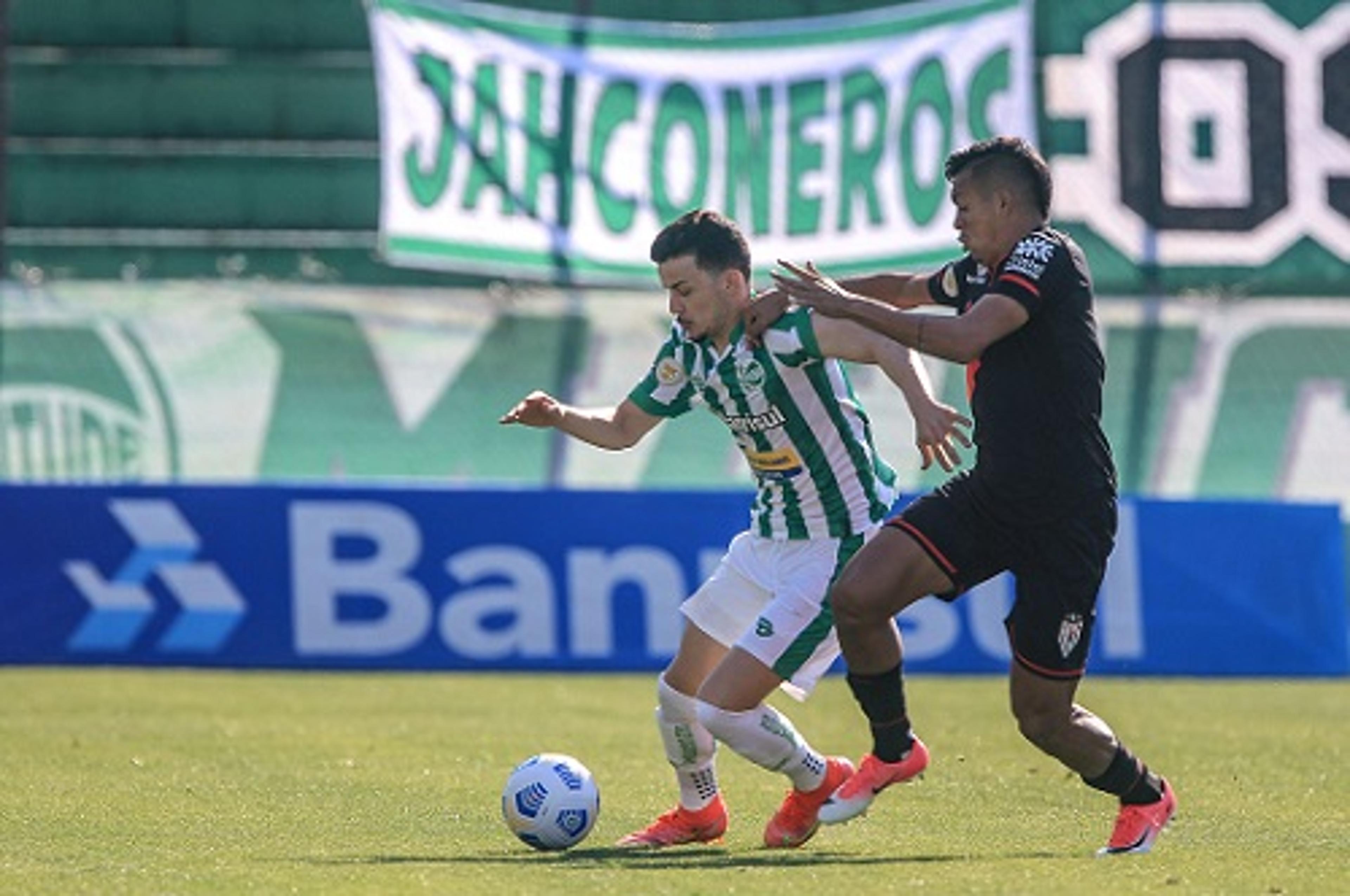 Matheus Peixoto vibra com gol nos acréscimos em empate do Juventude