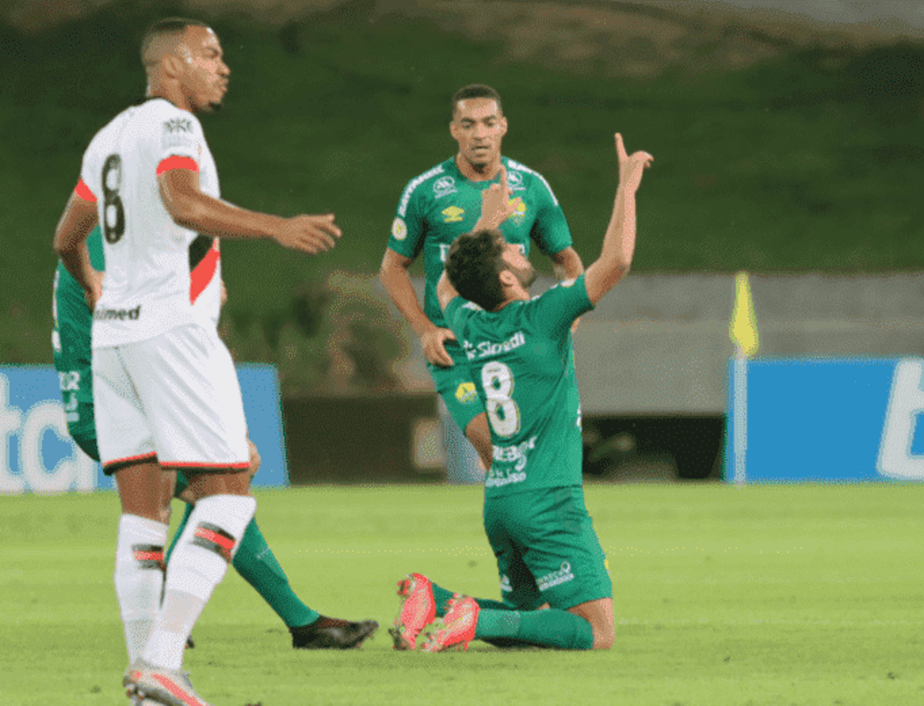 Cuiabá vence Atlético-GO em jogo atrasado e sai do Z4 do Brasileirão