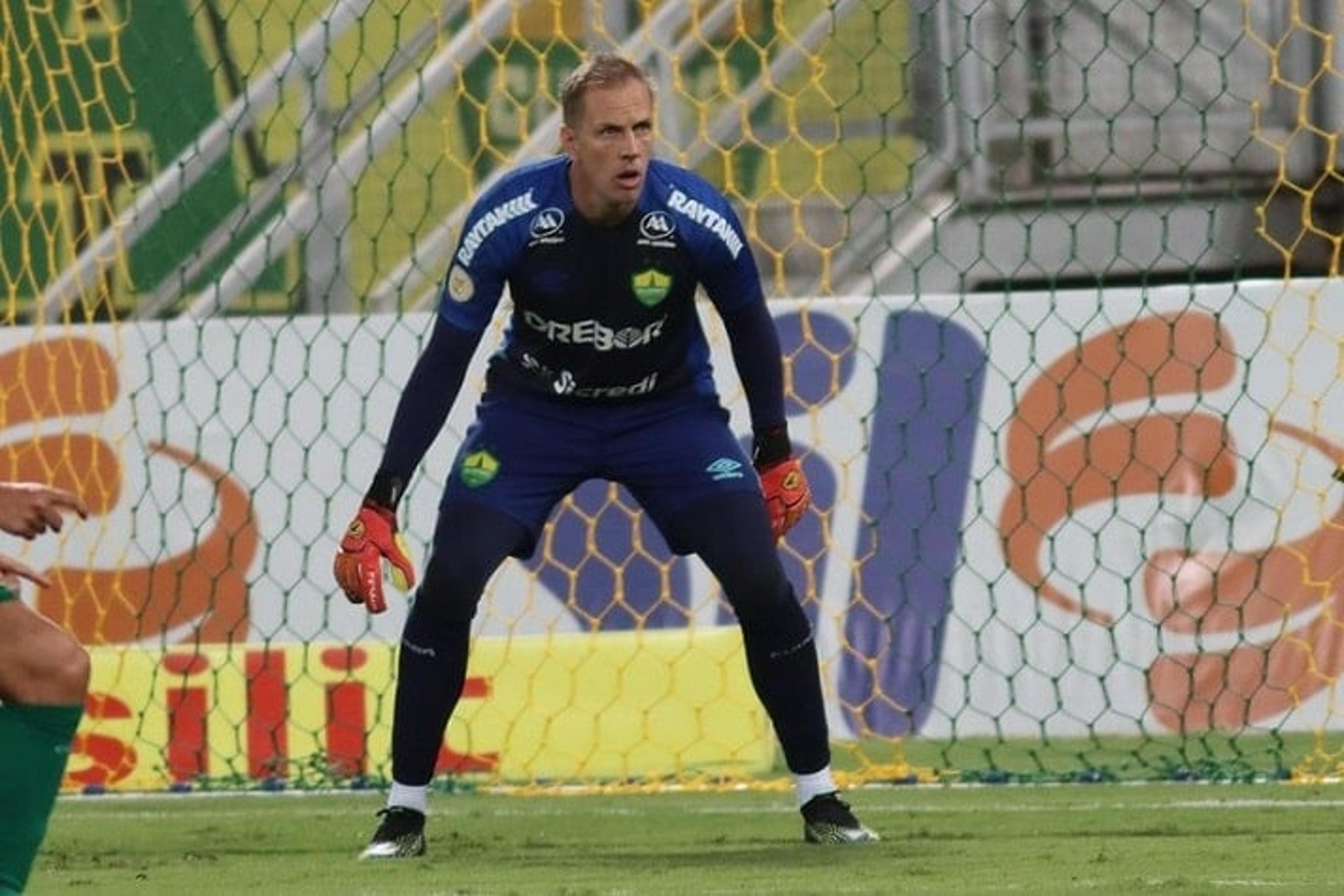 Após completar cinquenta jogos no Cuiabá, João Carlos comemora evolução do Dourado na Série A