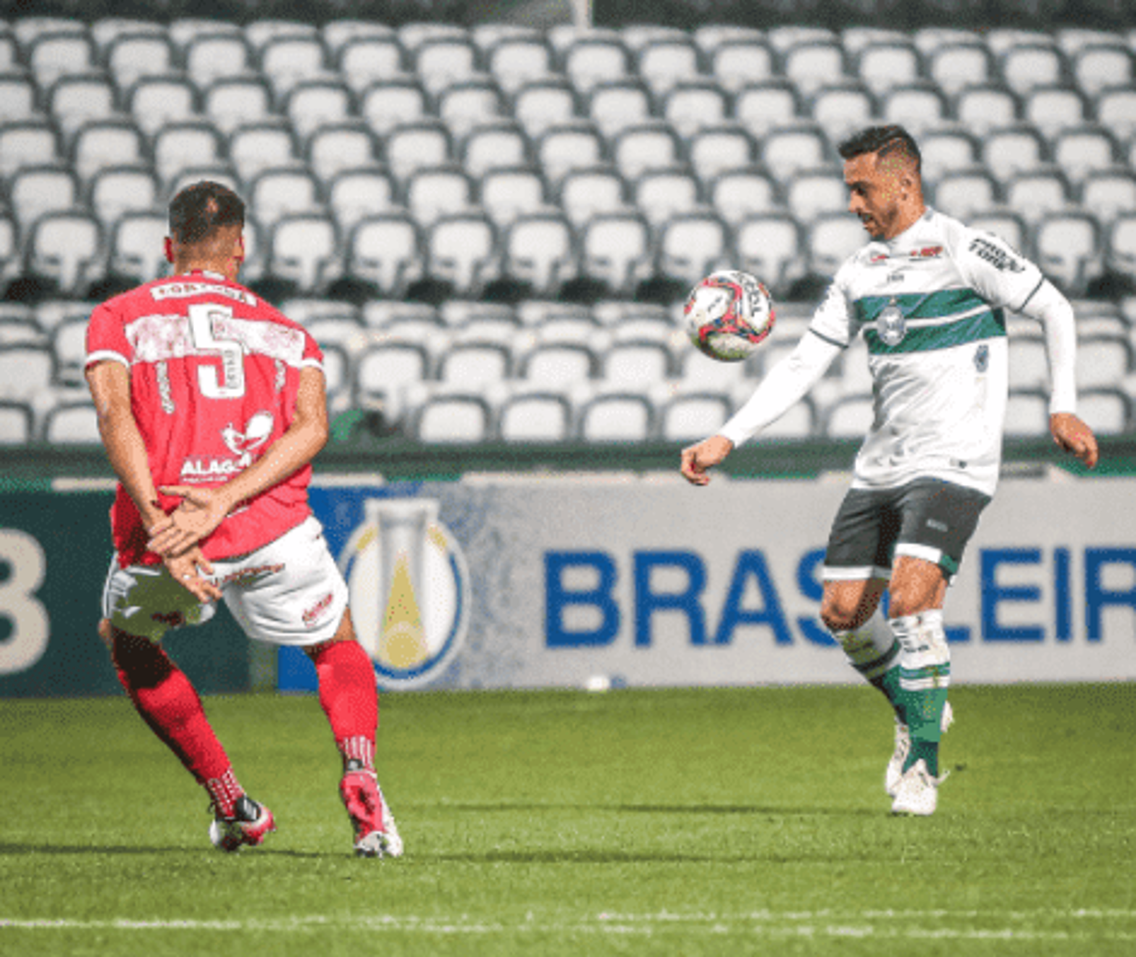 Coritiba aposta em jogo a menos para reduzir distância do líder