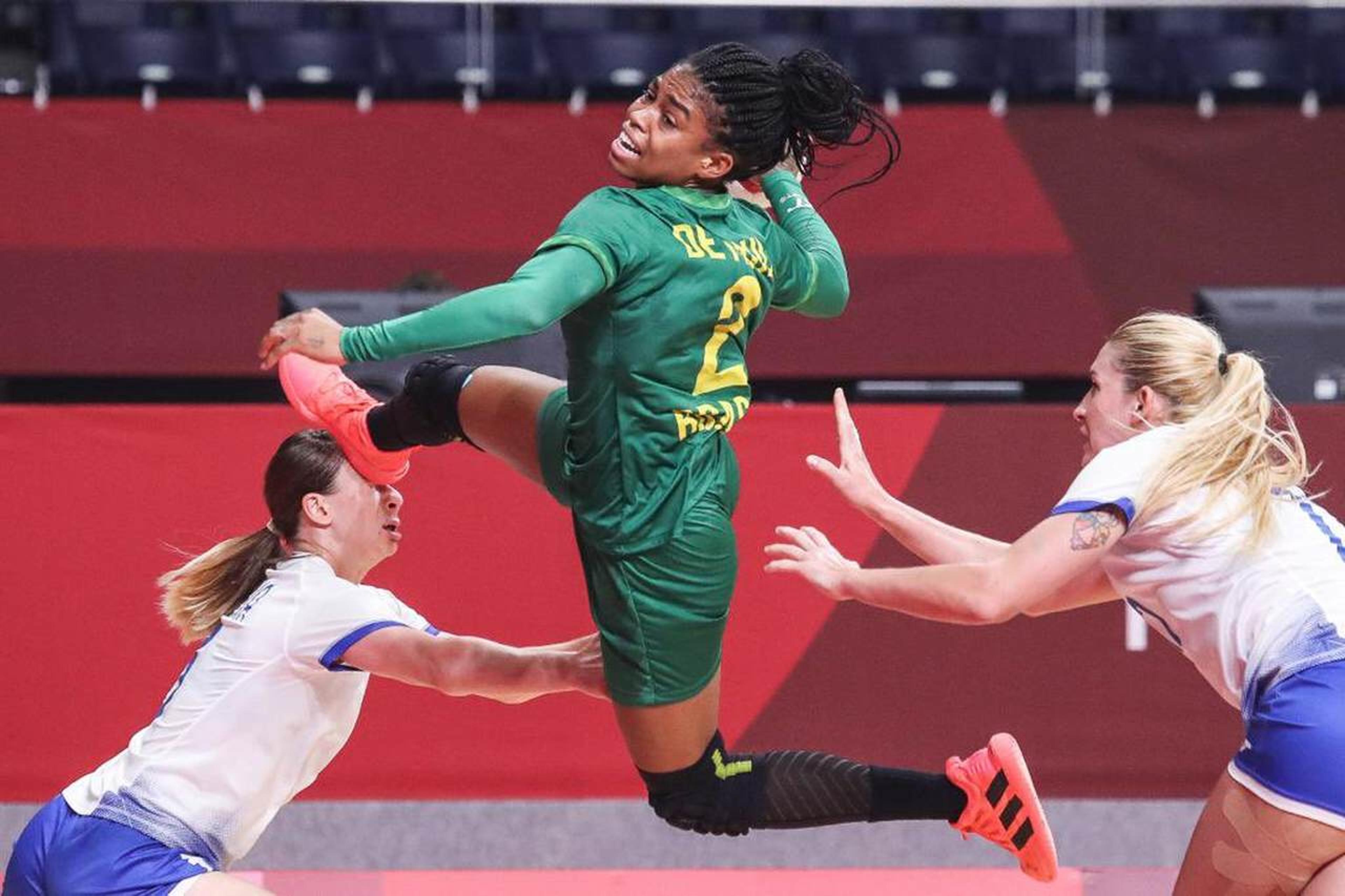 Seleção feminina de handebol luta, mas acaba derrotada pela Espanha