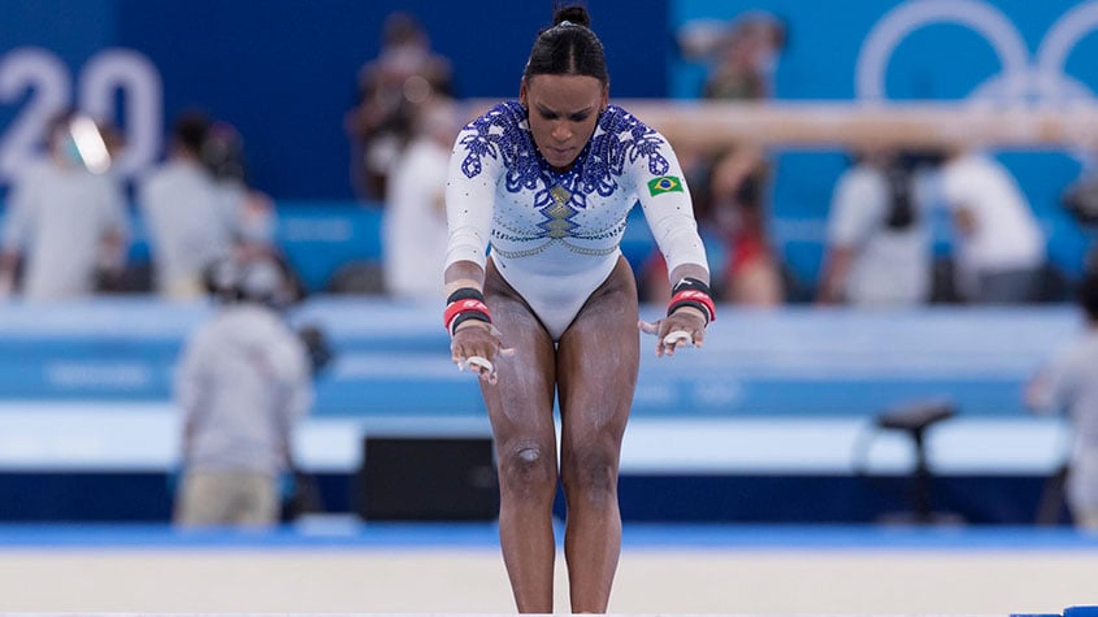 Da arquibancada, Simone Biles vibra com Rebeca Andrade na final de ginástica artística em Tóquio