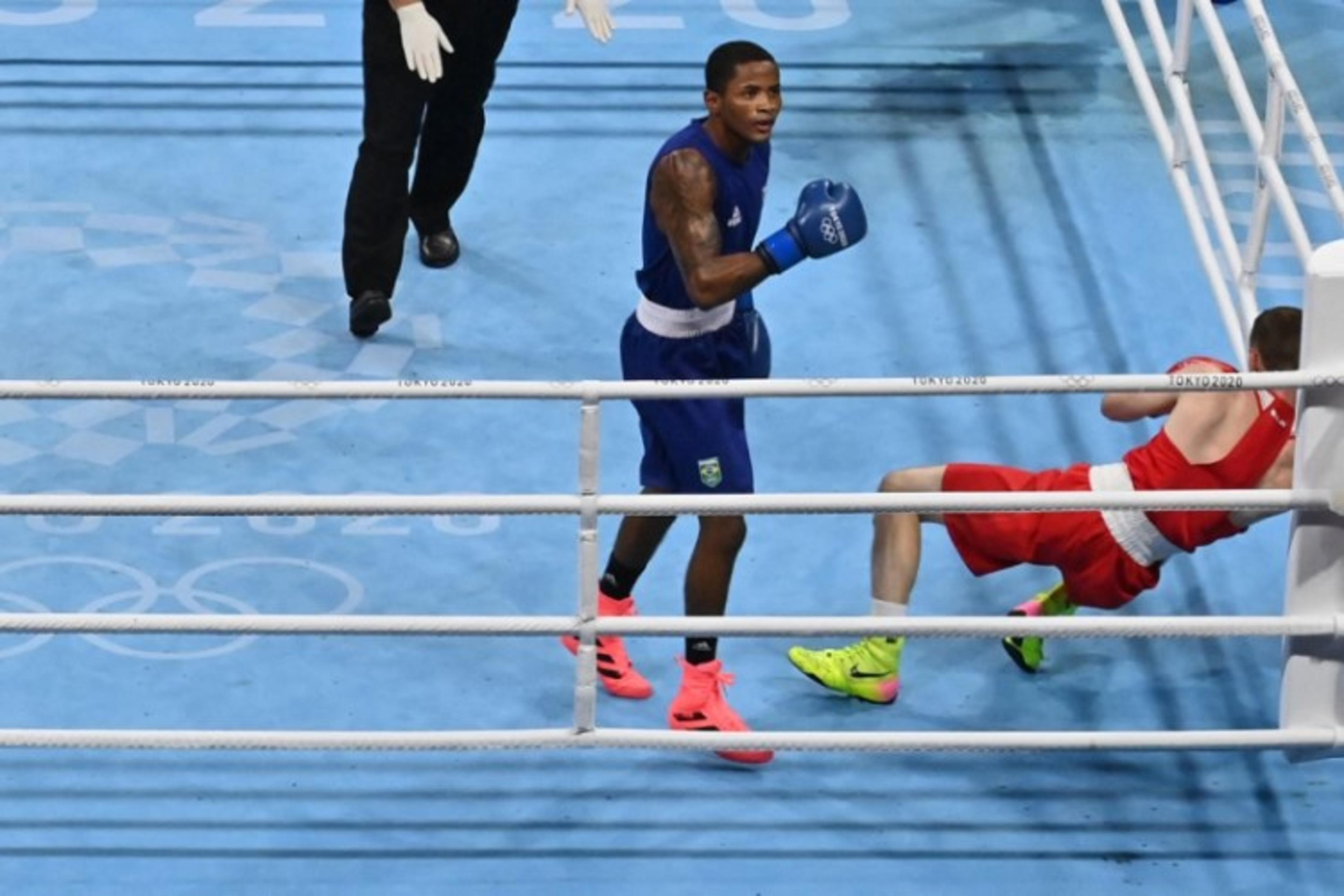 Wanderson de Oliveira vence bielorrusso e se aproxima de medalha no boxe nos Jogos Olímpicos