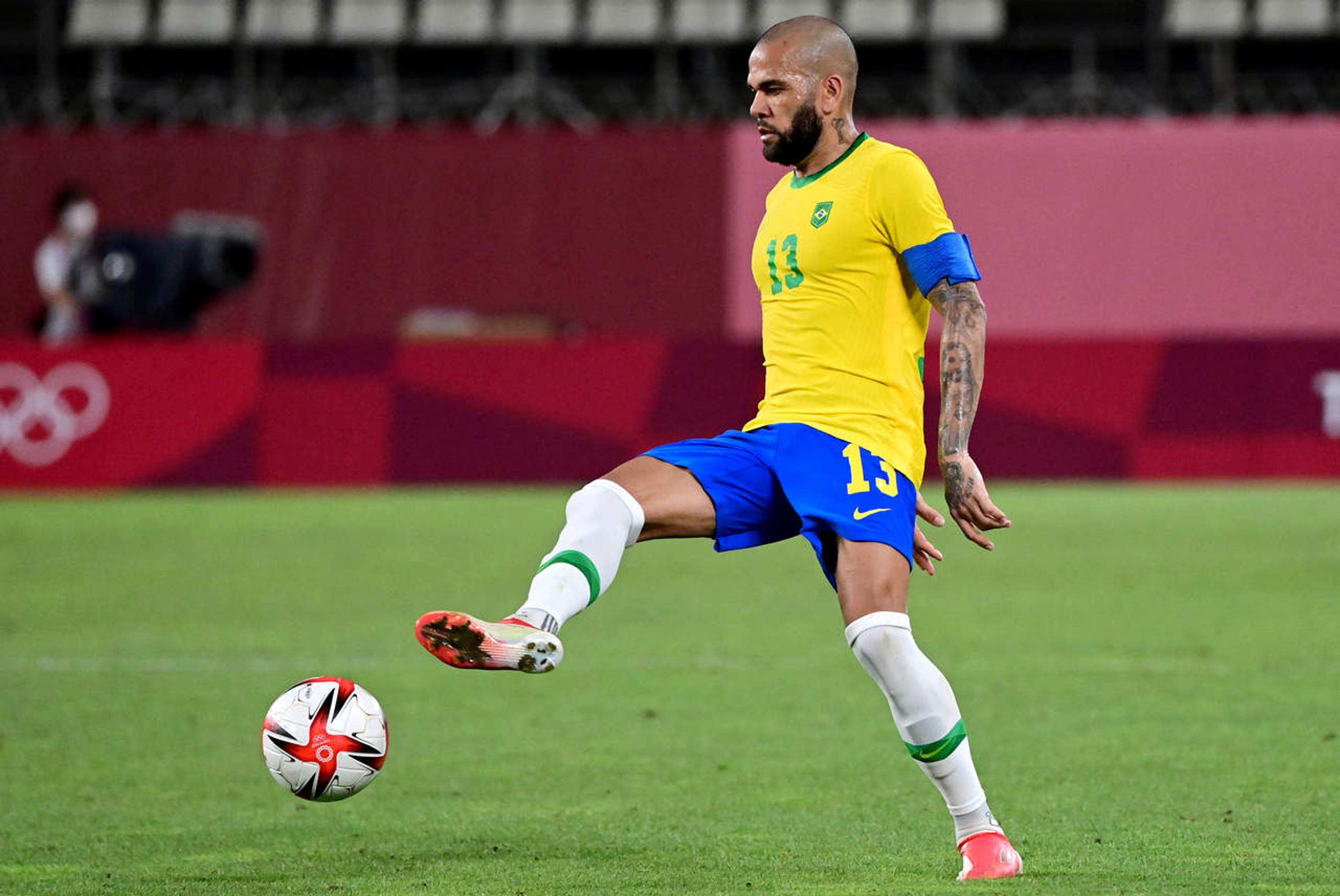 Técnico do futebol mexicano faz definição curiosa sobre chegada de Dani Alves