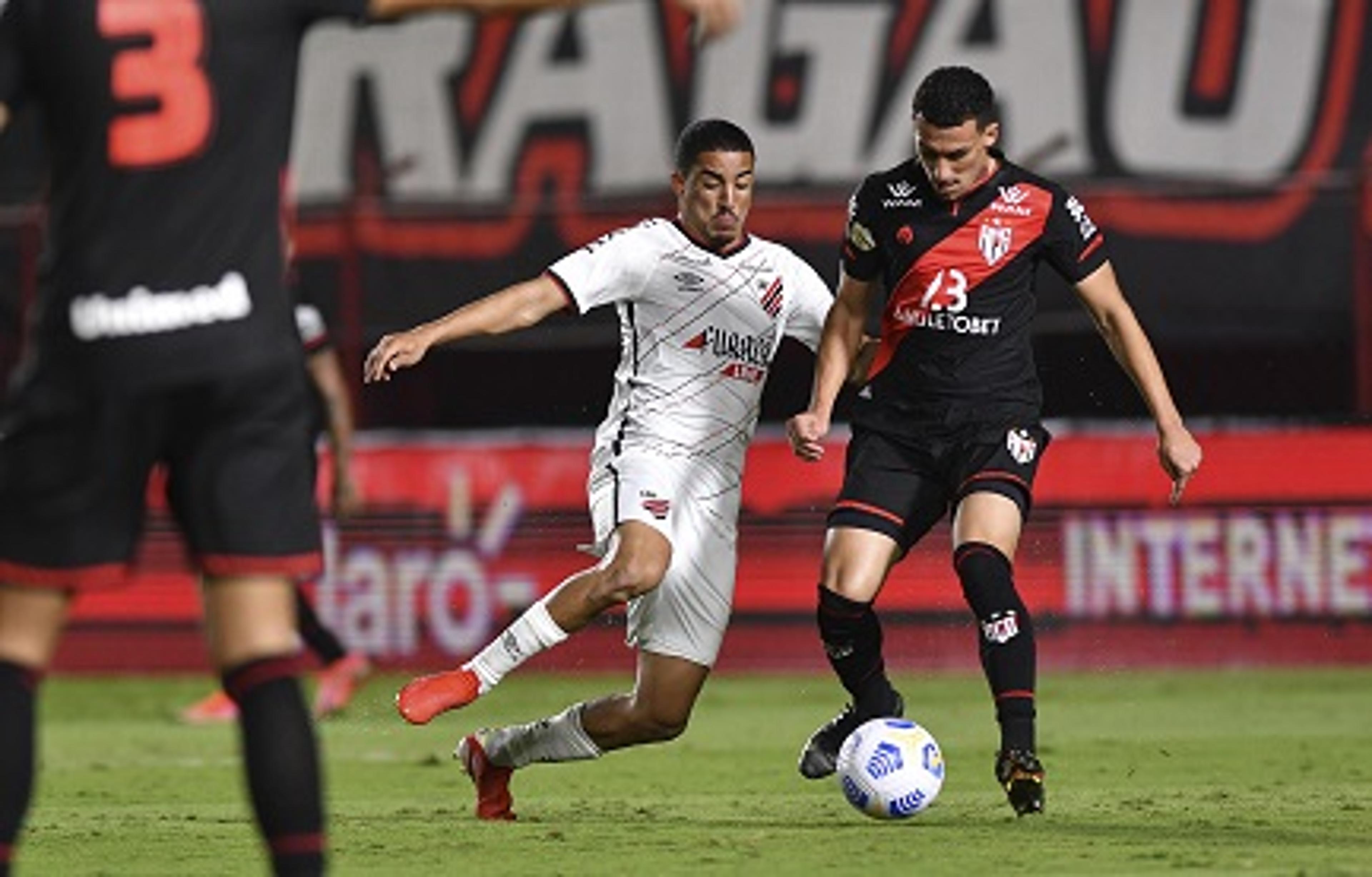 Atlético-GO e Athletico-PR empatam, e Furacão avança às quartas de final da Copa do Brasil