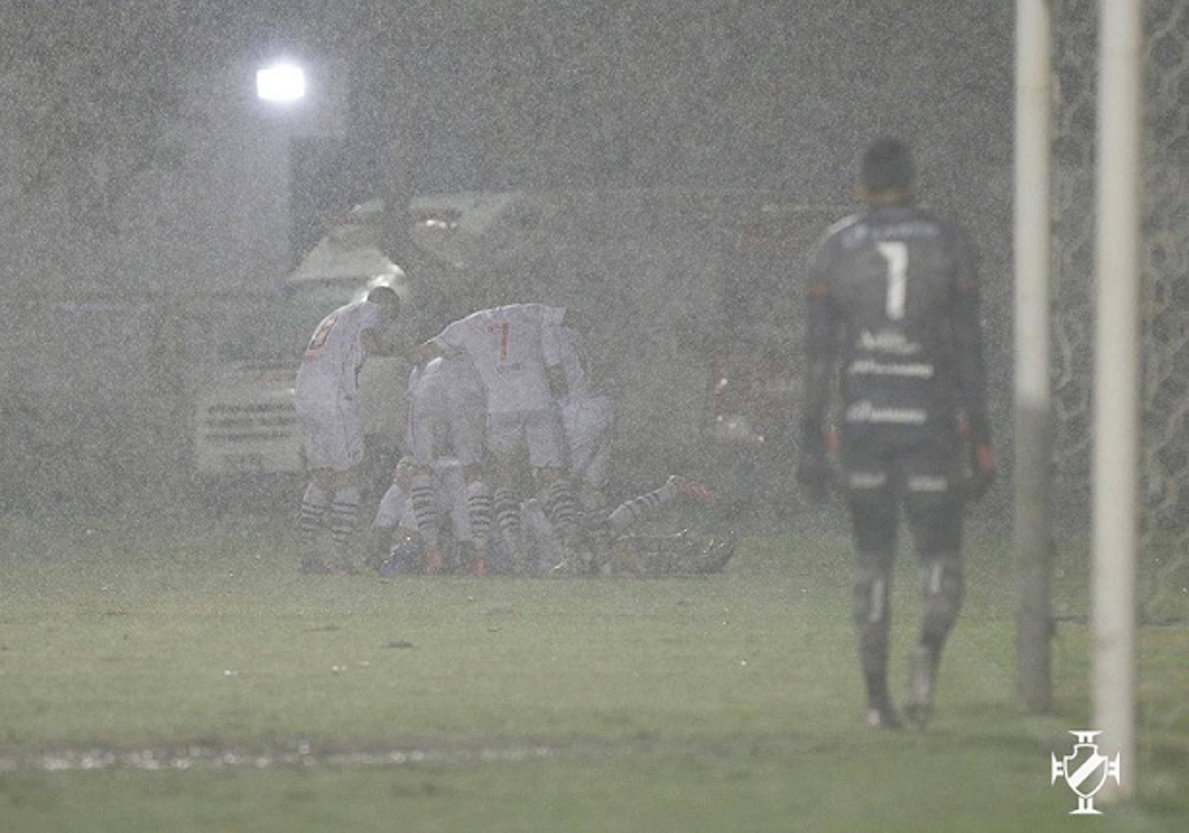 Com direito a uma hora de paralisação, Vasco supera o Vitória e sobe na tabela da Série B