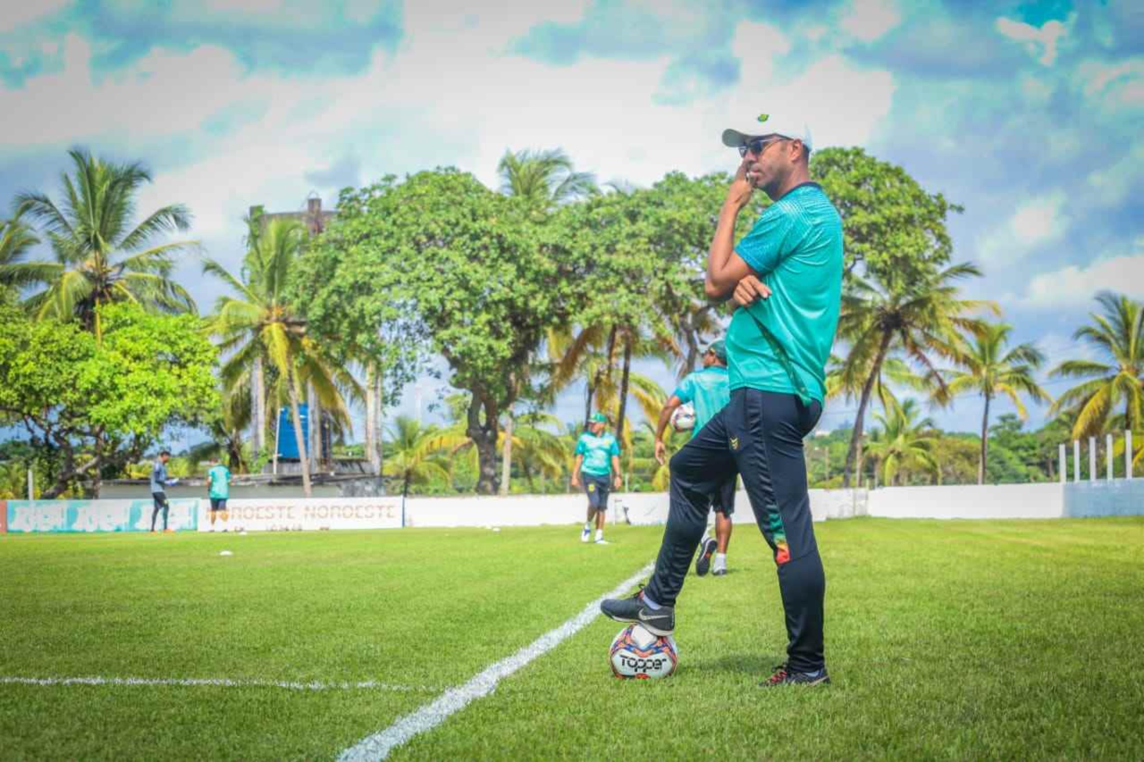 Felipe Surian, técnico do Sampaio Corrêa, projeta partida contra o Botafogo: ‘Redobrar a atenção’