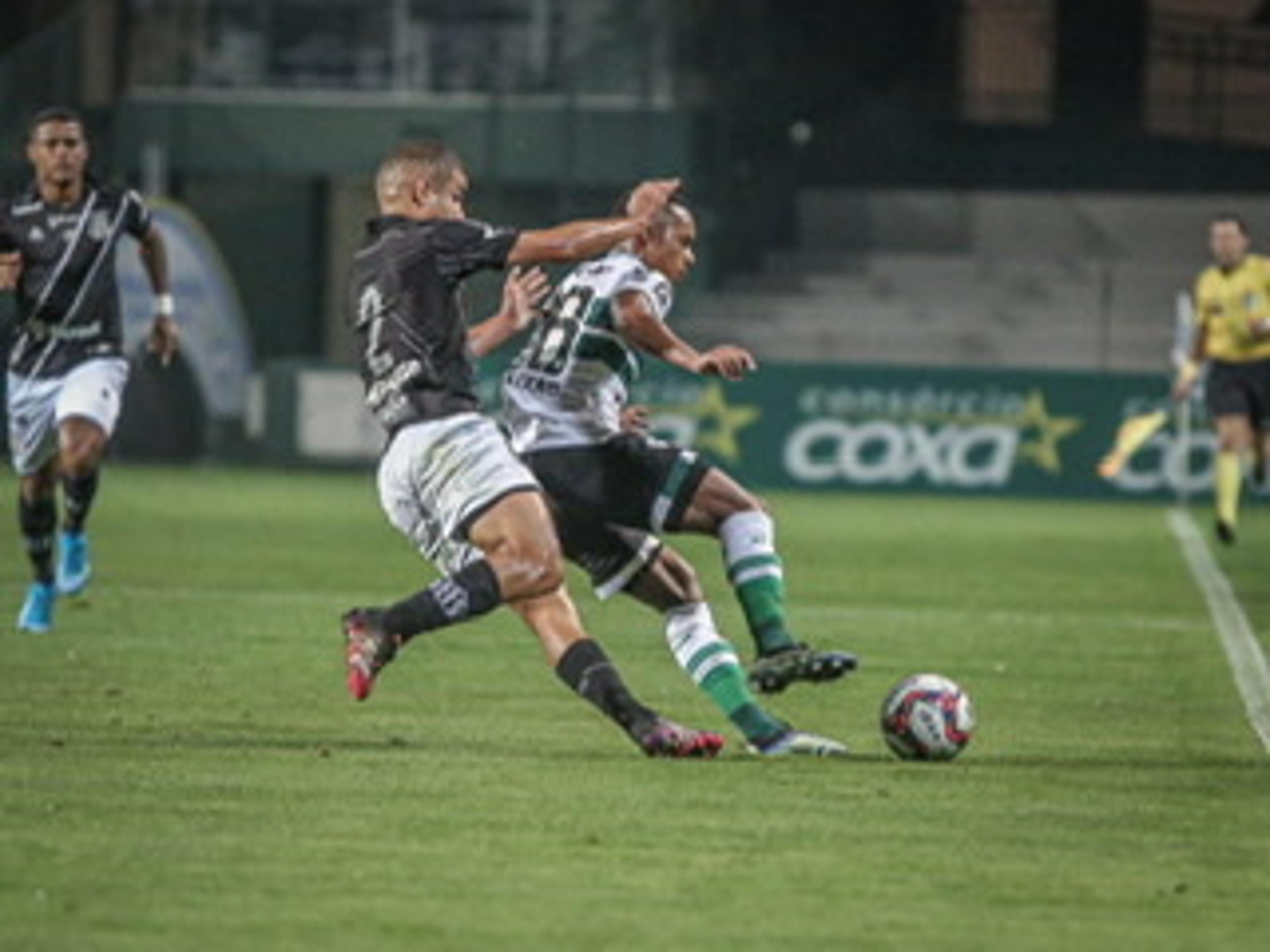 Em vantagem! Coritiba vence Ponte Preta e se isola na liderança da Série B