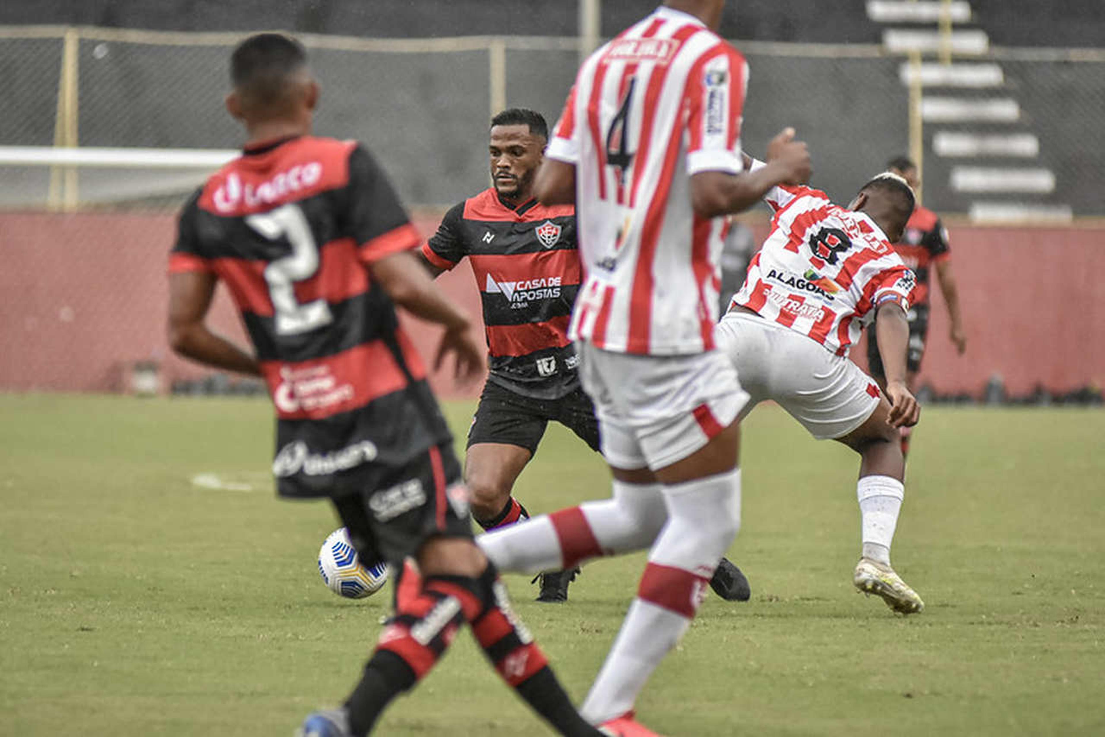 Paulo Victor destaca evolução do Vitória e comenta sobre o restante da temporada 2021