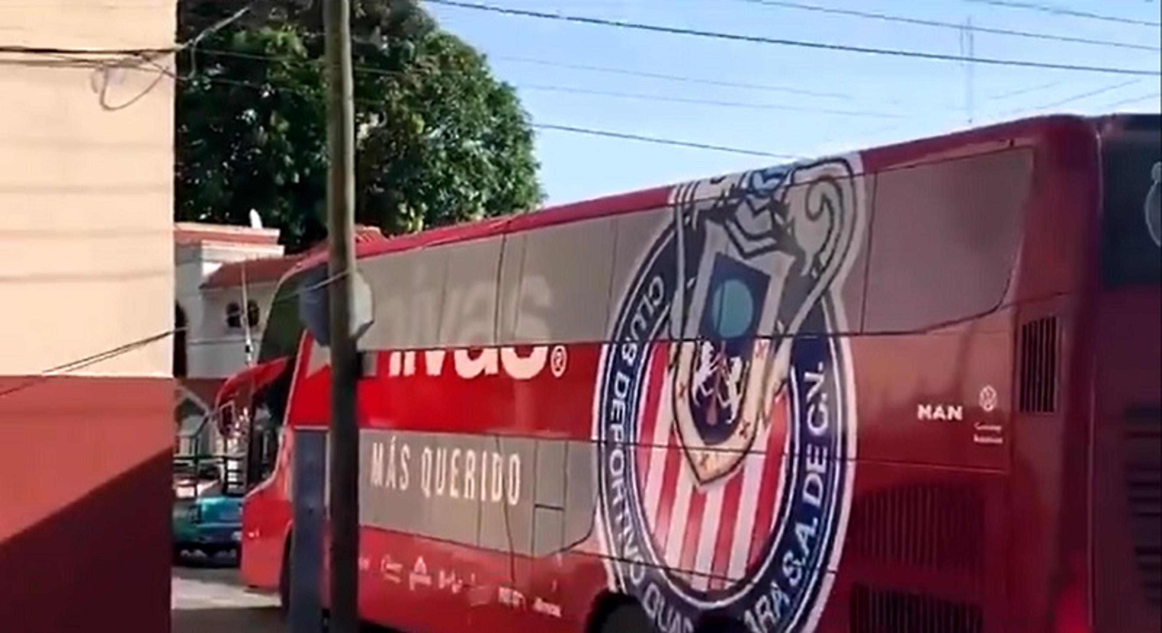 Motorista de ônibus da filial do Chivas causa pequeno acidente