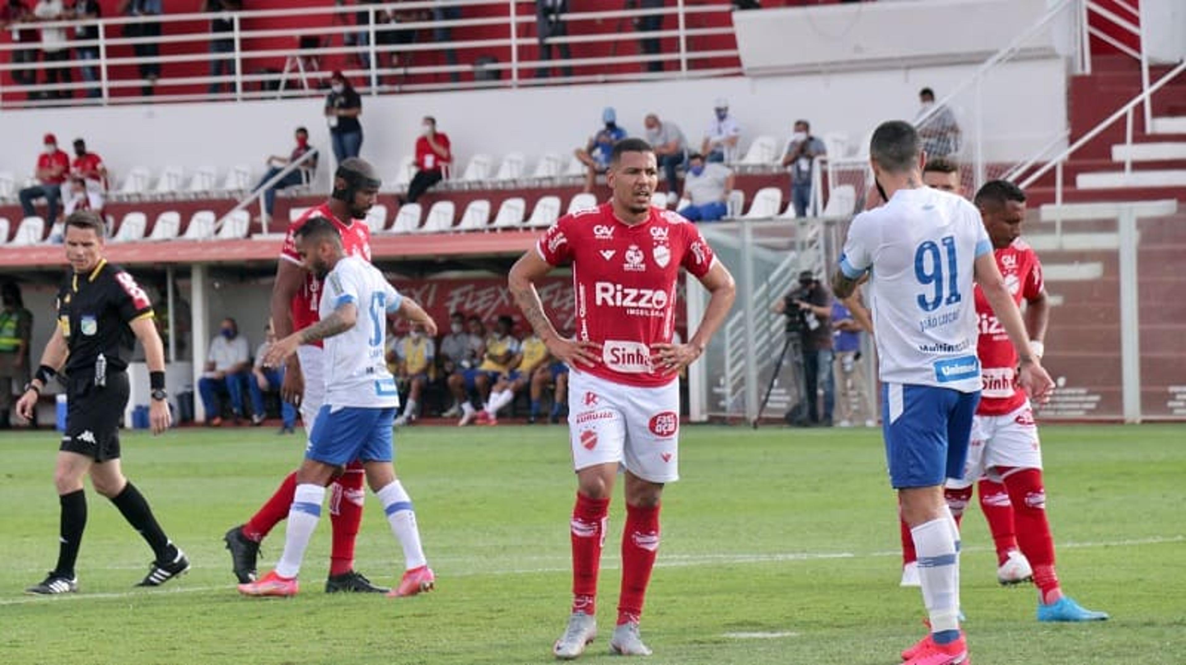 Série B: Vila Nova ganha do Avaí, quebra tabu em casa e sai do Z4