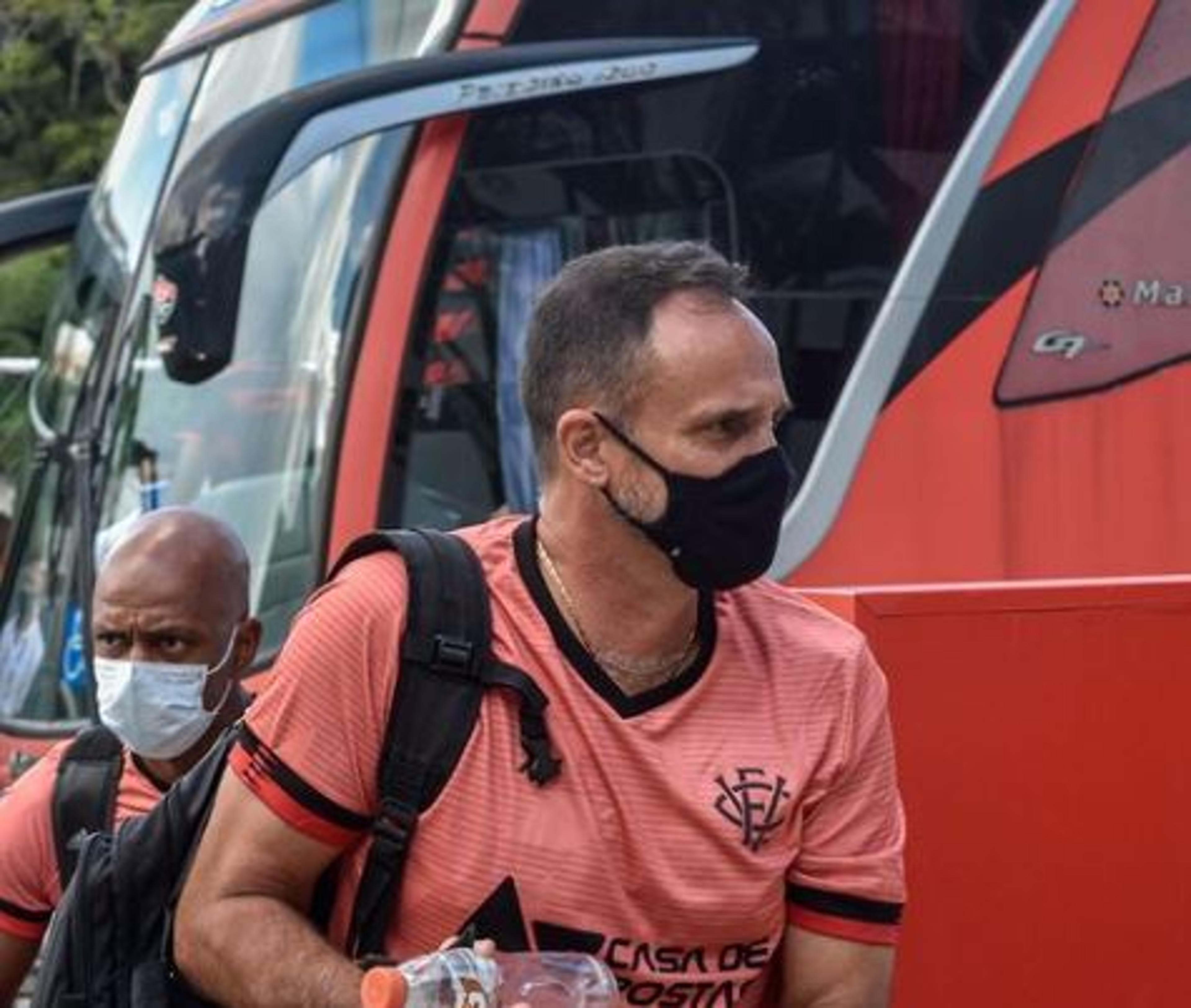 VÍDEO: técnico do Vitória não esconde que questões políticas interferem no ambiente