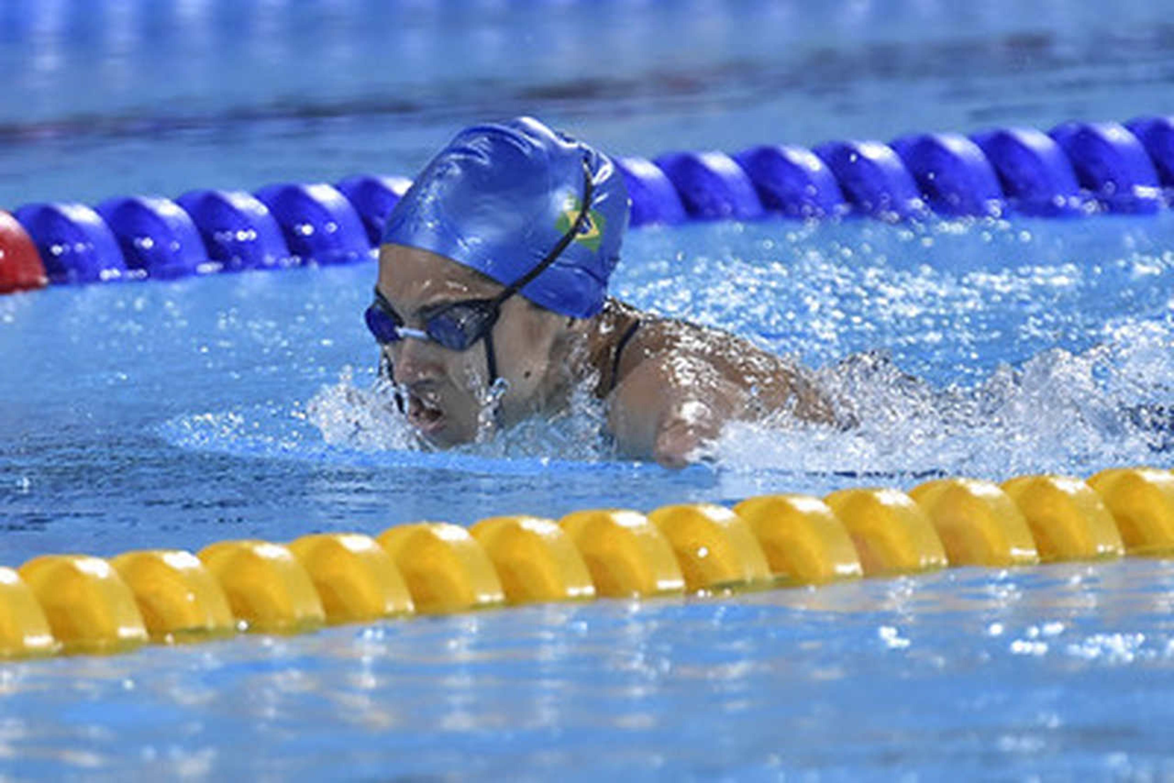 Nadadora paralímpica Dayanne Silva inspira alunos de colégio em São Paulo