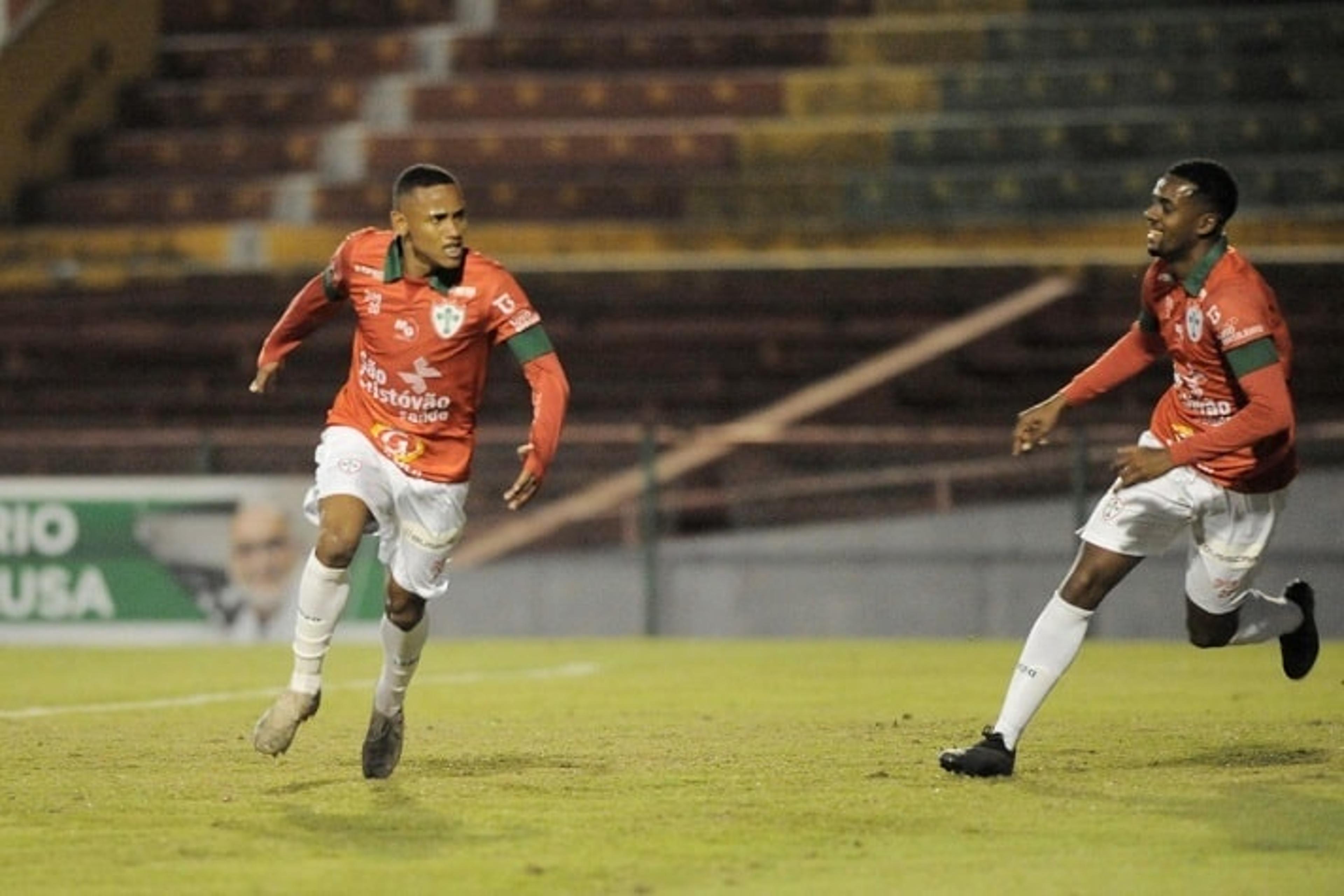 Zagueiro Patrick vira destaque na Portuguesa e festeja classificação na Série D do Brasileirão