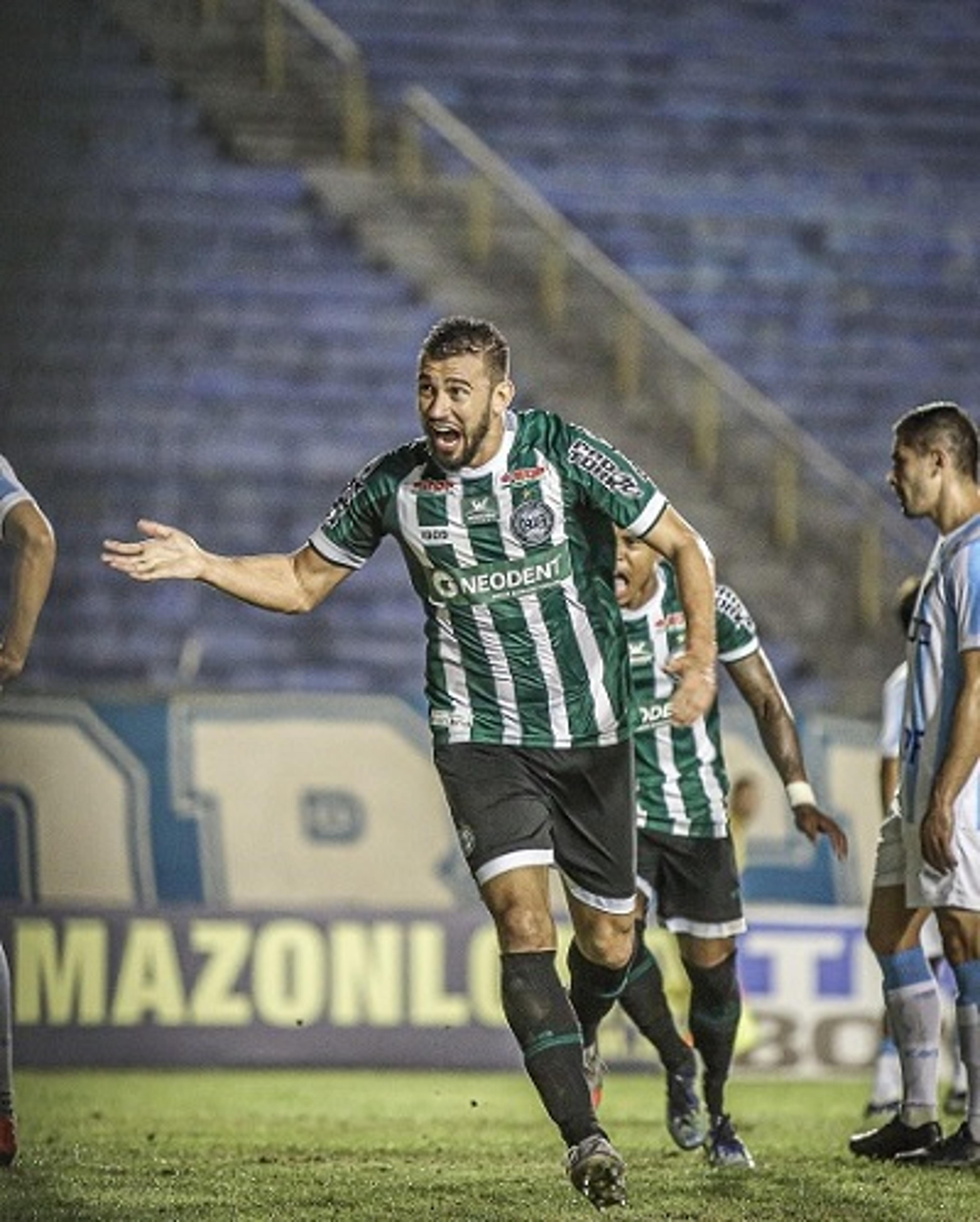 Em jogo de muitos gols, Coritiba vence o Londrina de virada