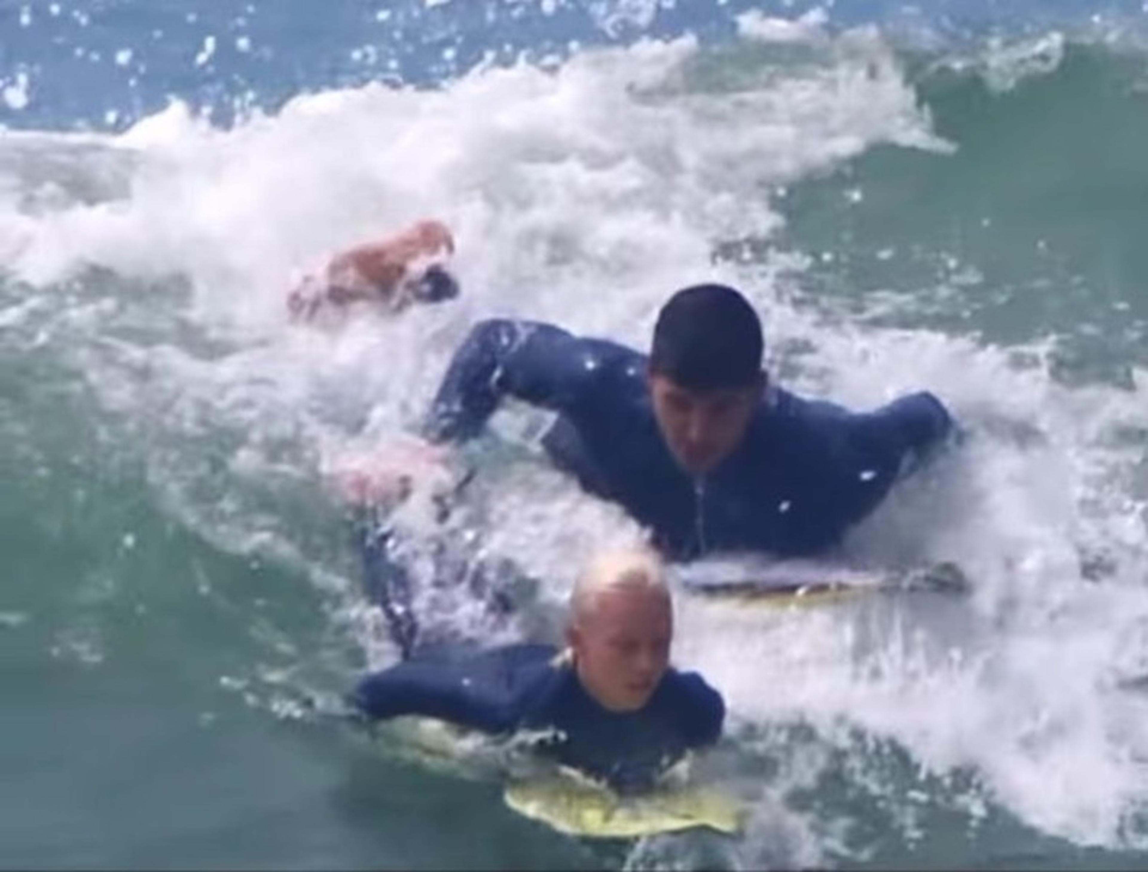 VÍDEO: ‘Instrutor’ Medina ajuda garotinho a surfar em meio a onda lotada de surfistas