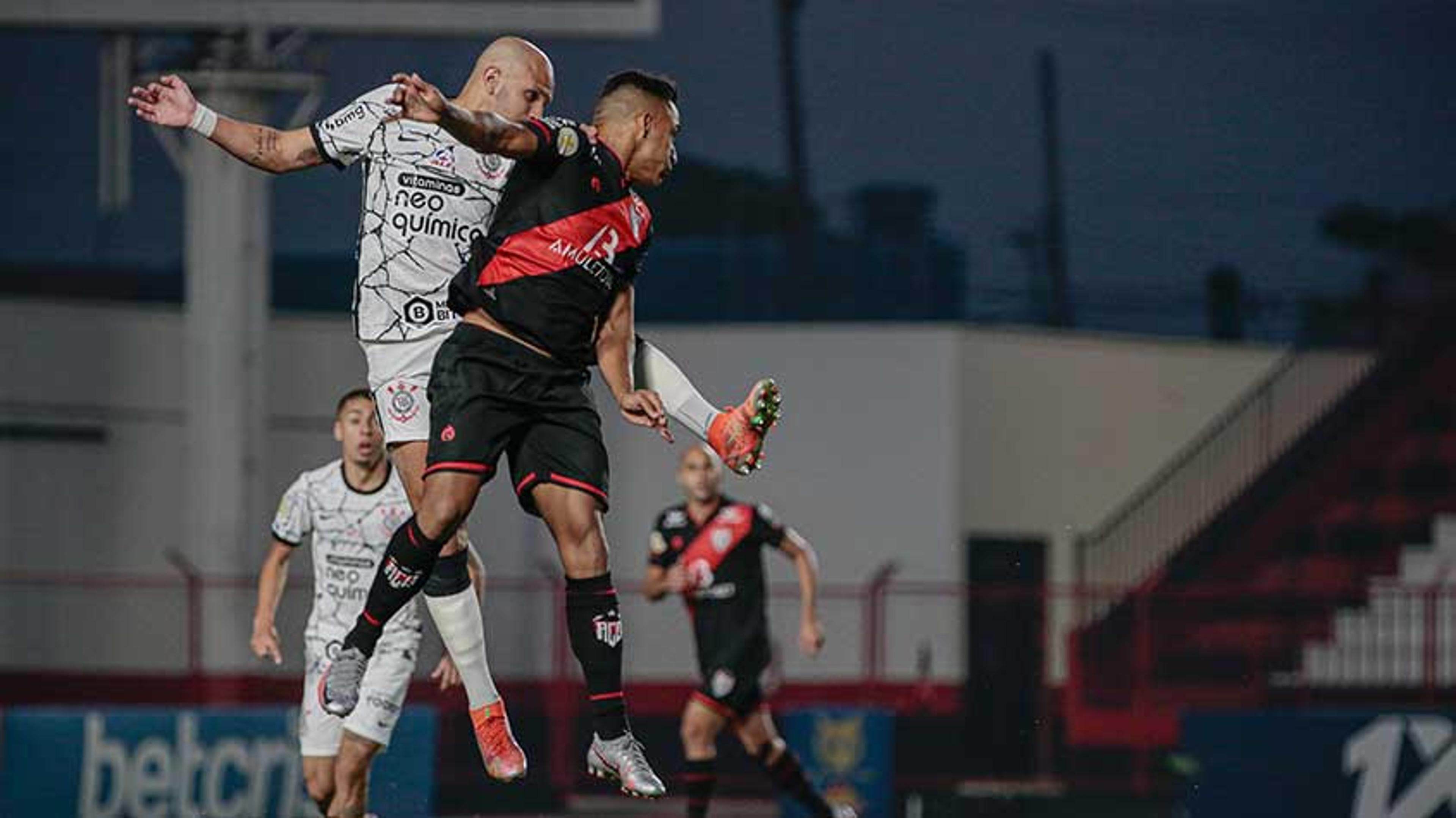 Atlético-GO x Corinthians: saiba onde assistir ao duelo pelo Brasileirão