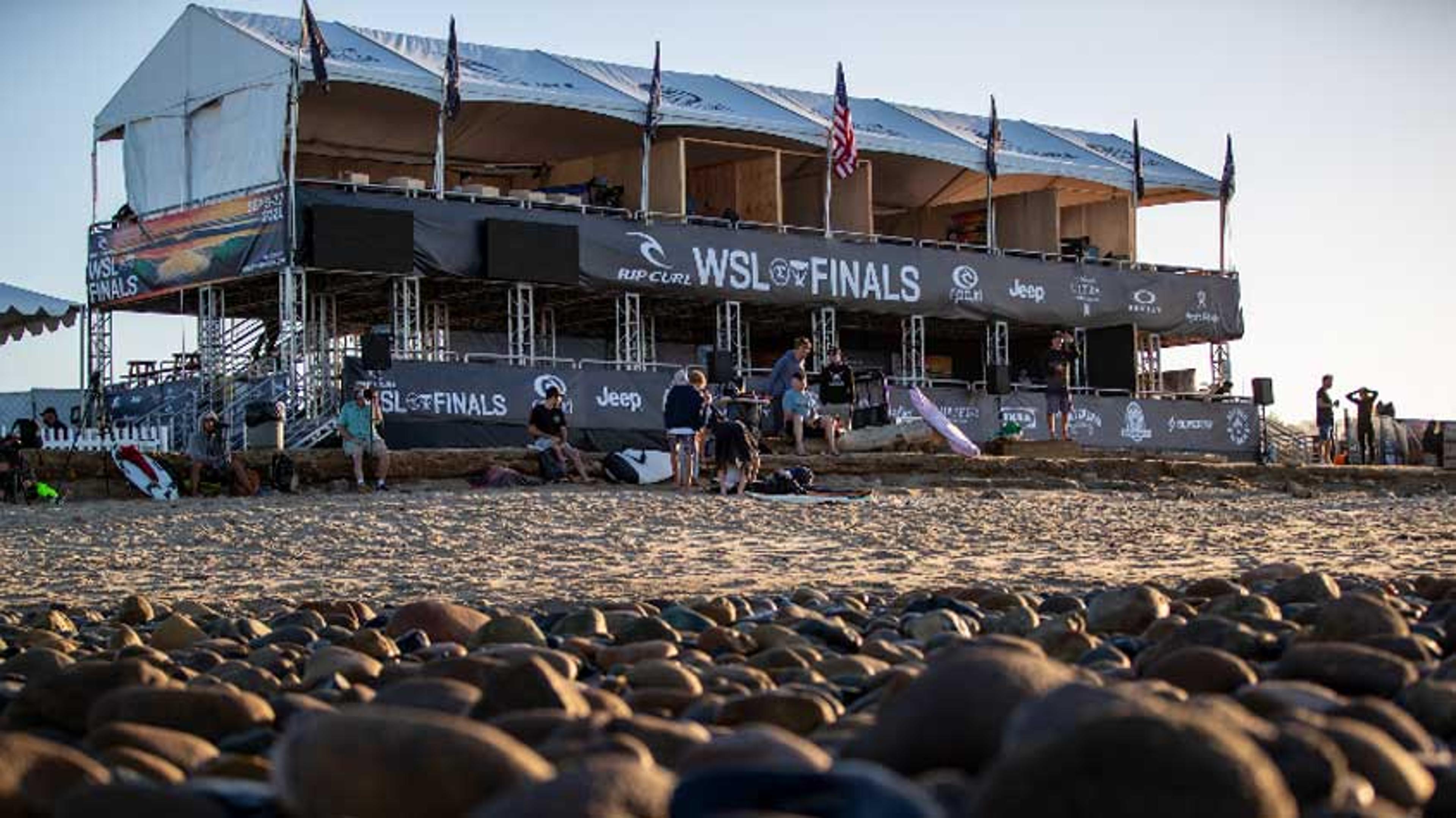 Neblina adia para a terça-feira a decisão dos títulos mundiais no WSL Finals em Trestles