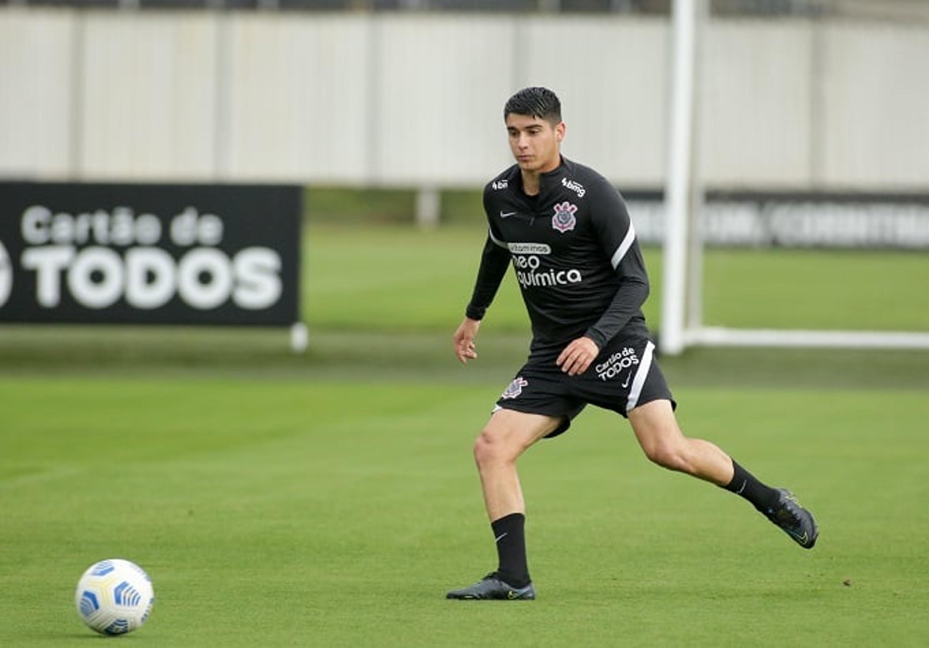 Ex-Corinthians, Araos está entre futebol chileno e brasileiro para retornar