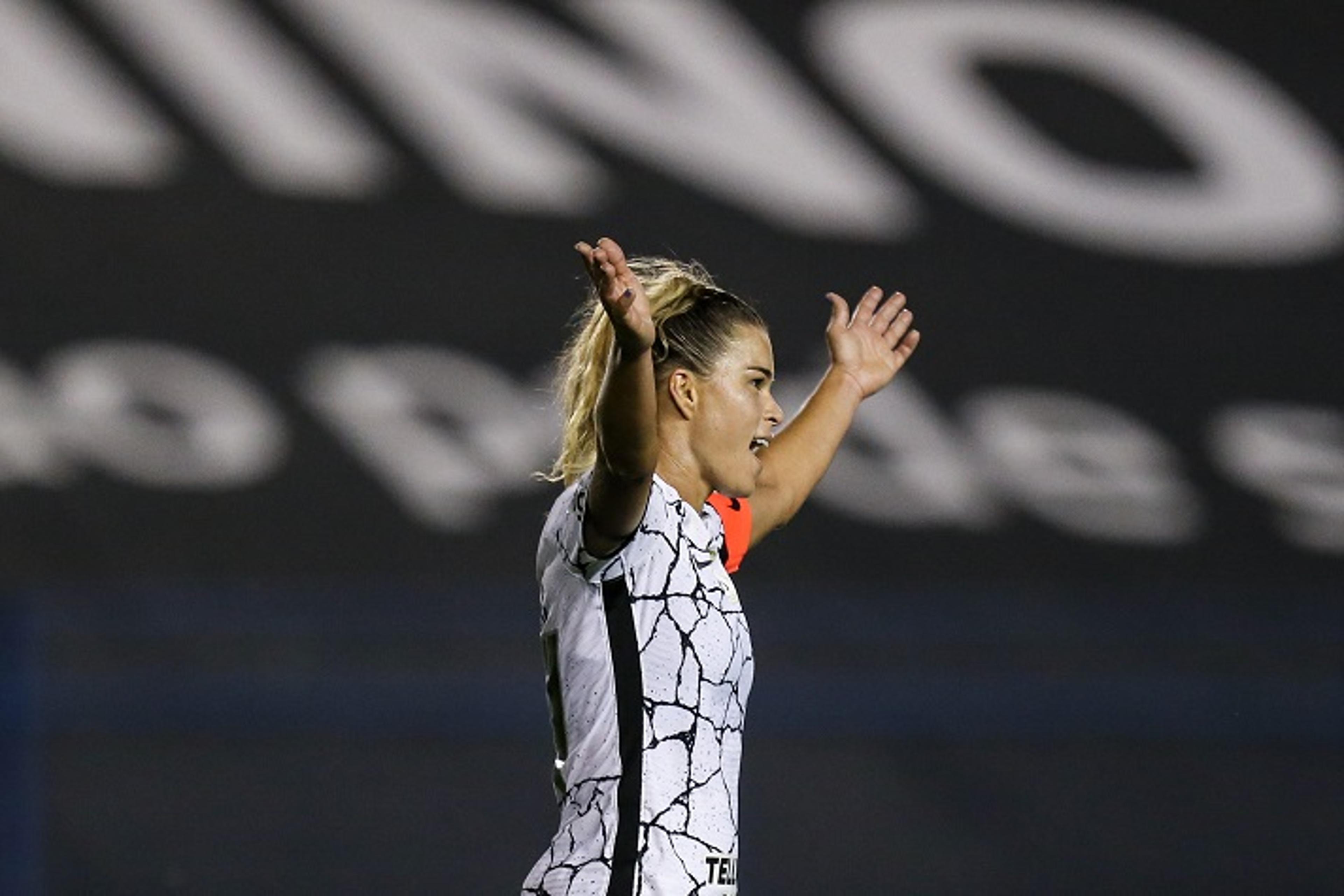 VÍDEO: veja o que a lateral Tamires falou após o título do Brasileirão Feminino do Corinthians