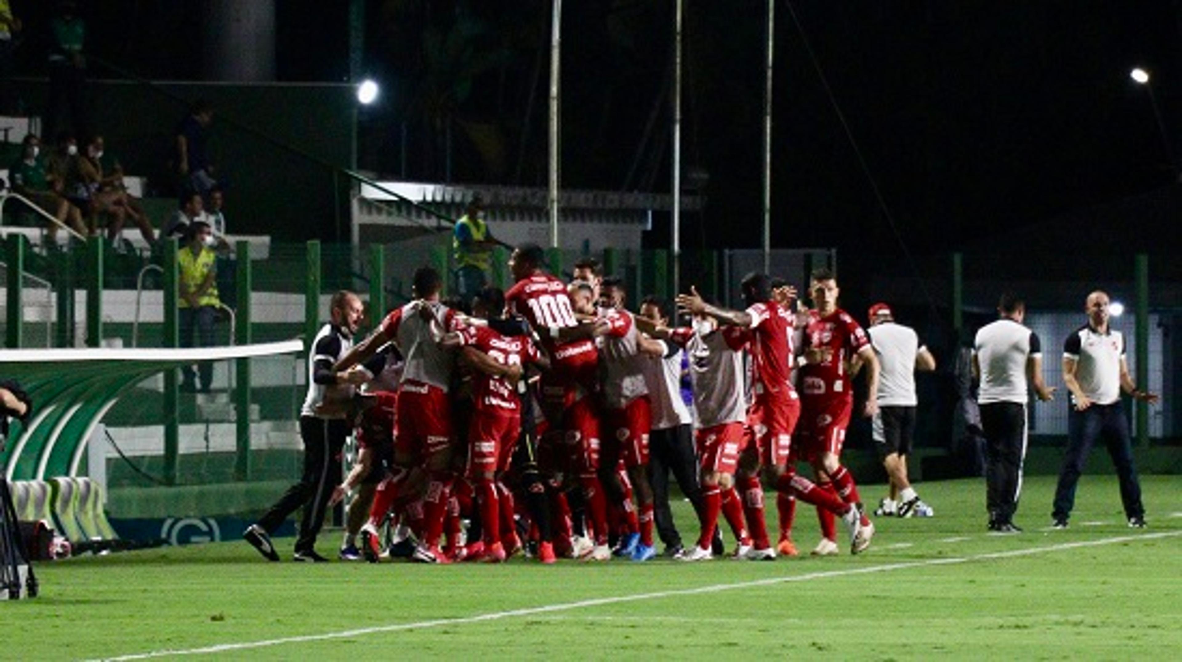 Em clássico goiano, Vila Nova bate Goiás e se afasta do Z-4 da Série B