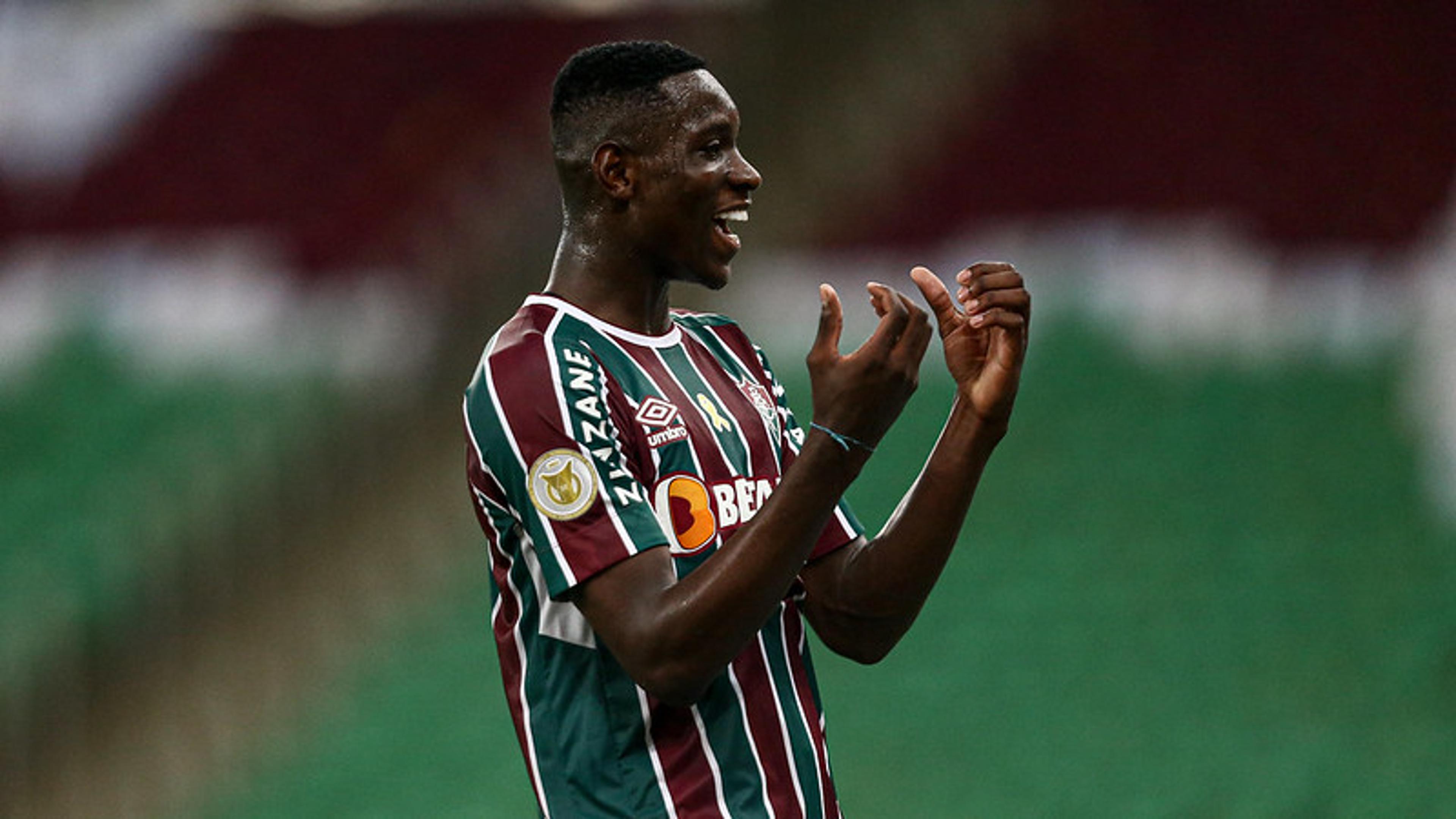 Luiz Henrique completa 21 anos na artilharia do Fluminense e com o carinho da torcida