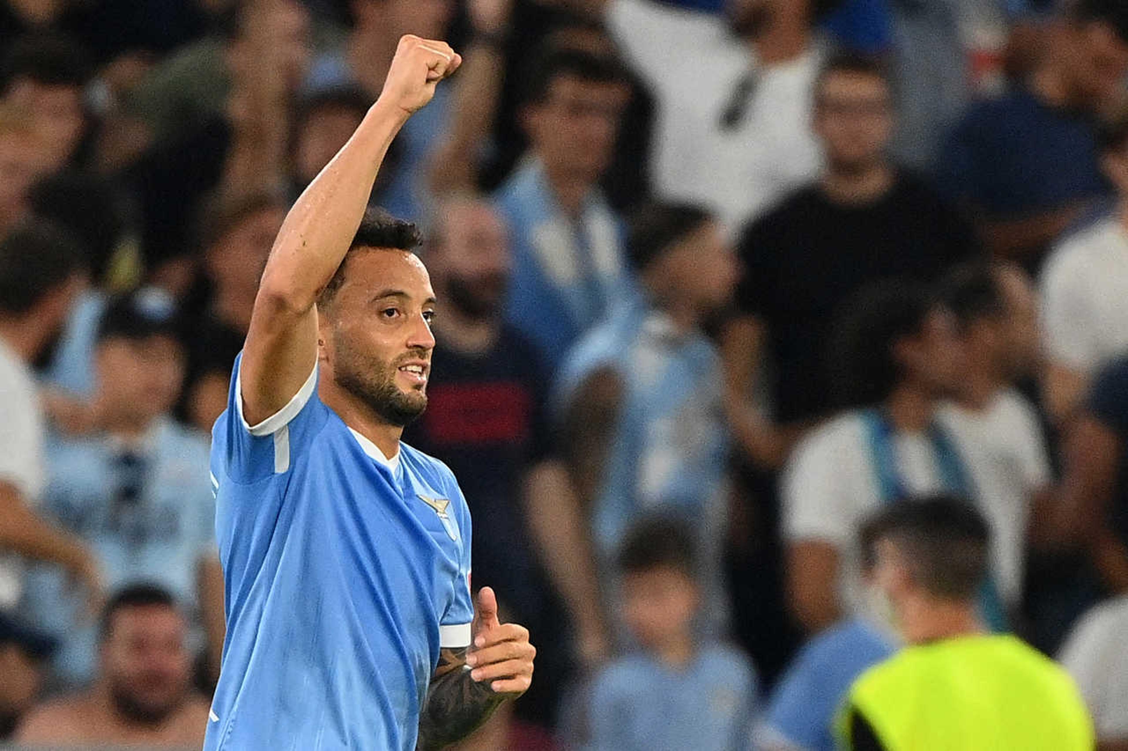 Felipe Anderson comemora gol salvador de goleiro em seu primeiro jogo pela Lazio na Champions League