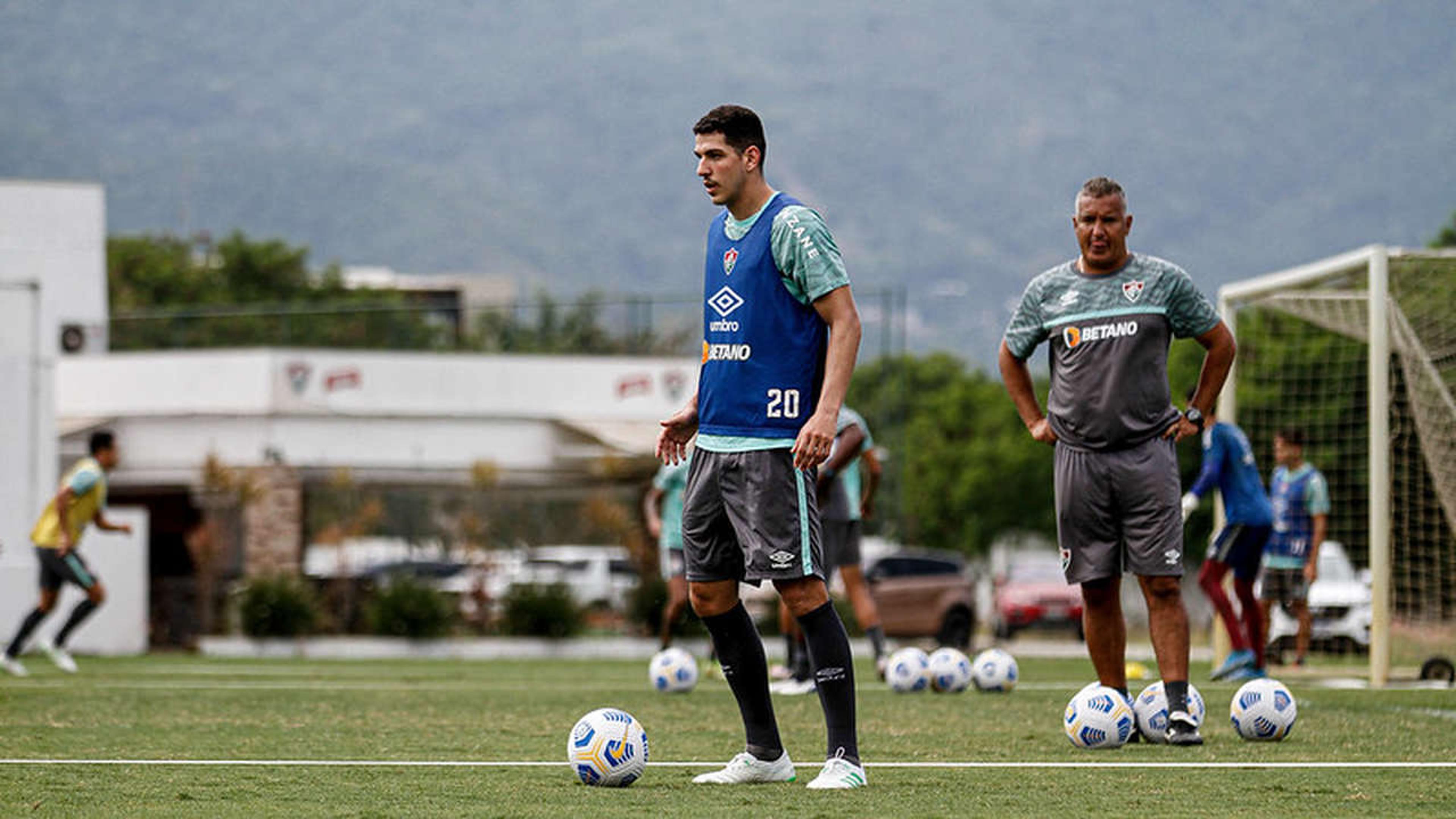 Nino lesiona músculo adutor da coxa esquerda e desfalca o Fluminense