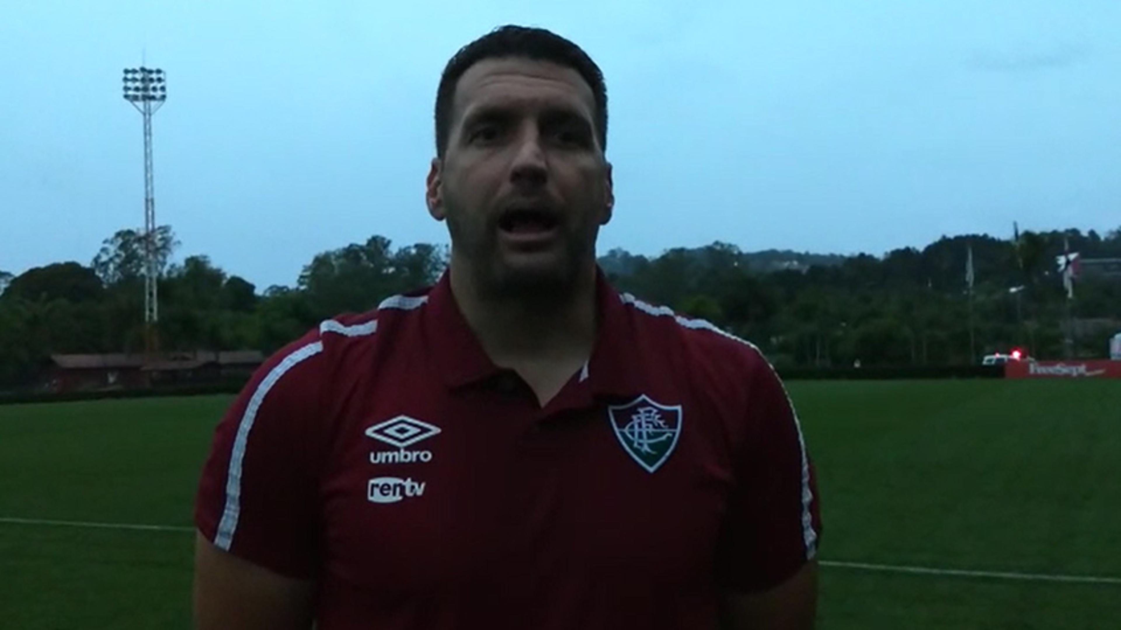 Técnico Eduardo Oliveira celebra vitória do Fluminense sobre o São Paulo no Brasileiro Sub-20