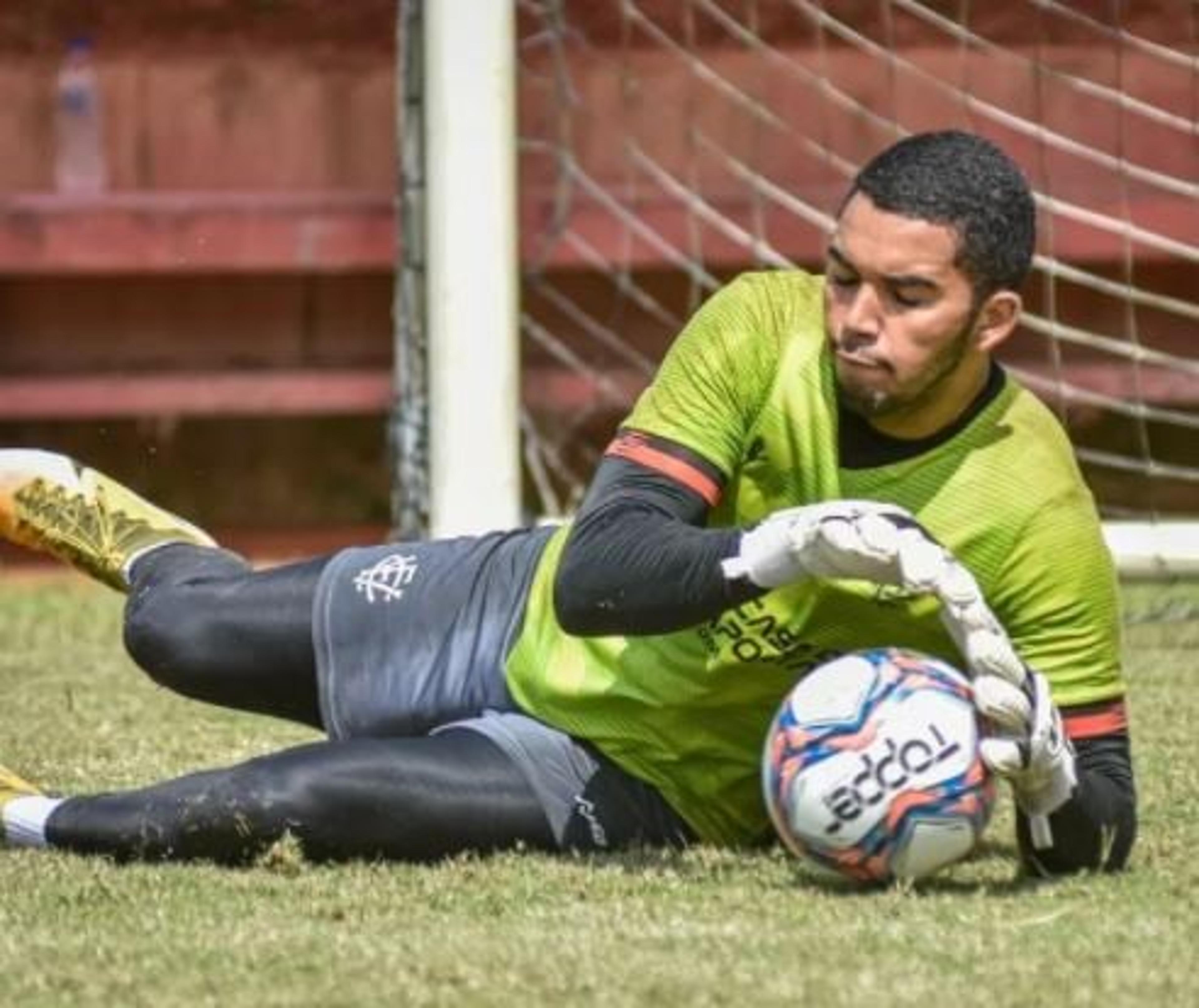 Goleiro do Vitória prefere ignorar dura derrota recente do Vasco