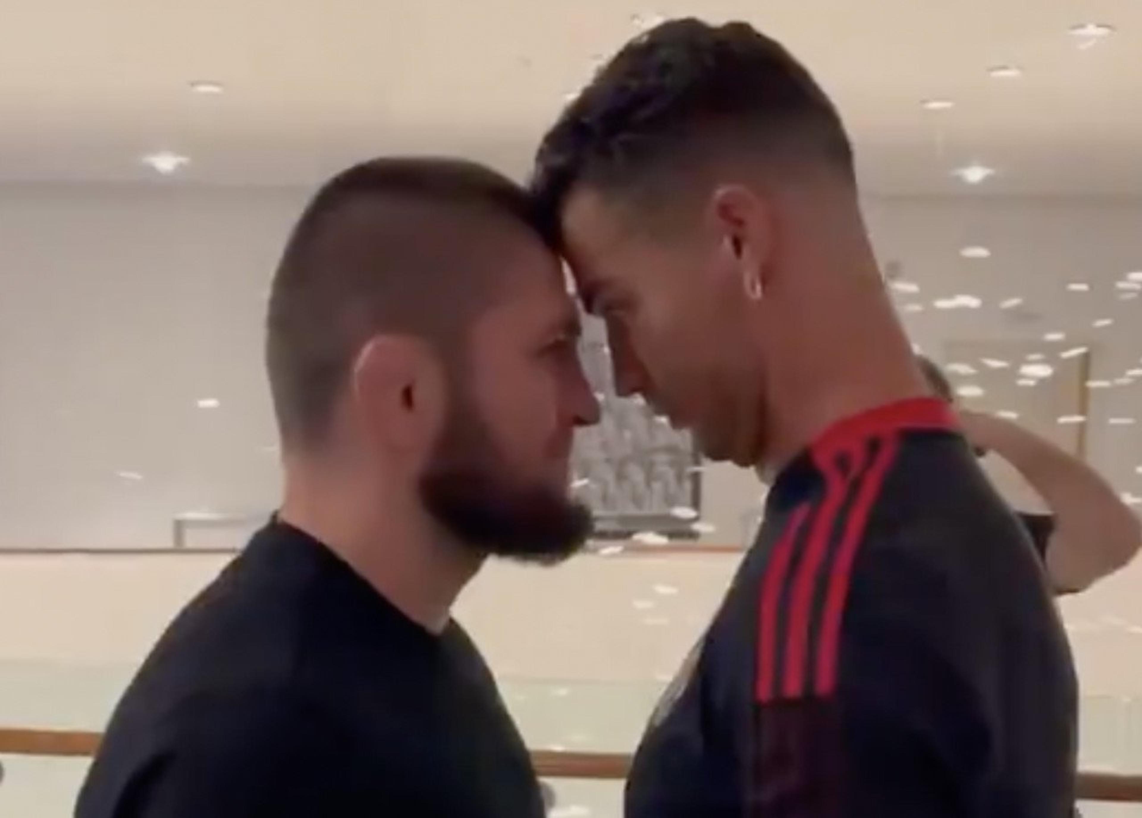 Cristiano Ronaldo faz ‘encarada’ com ex-campeão do UFC e fãs pedem atacante no ringue