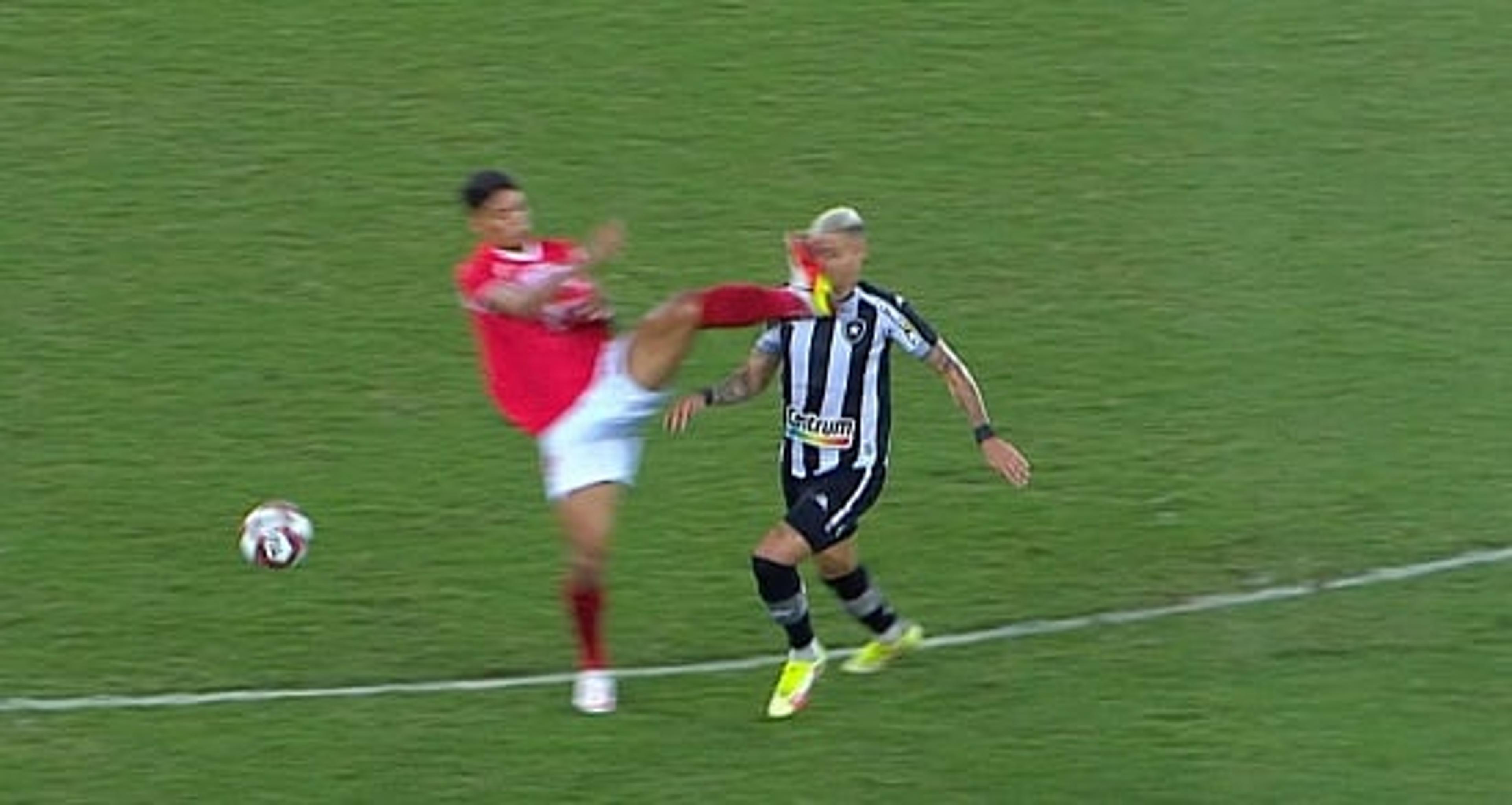 É futebol ou MMA? Jogador do Botafogo leva chute no rosto em disputa de bola; veja o vídeo!