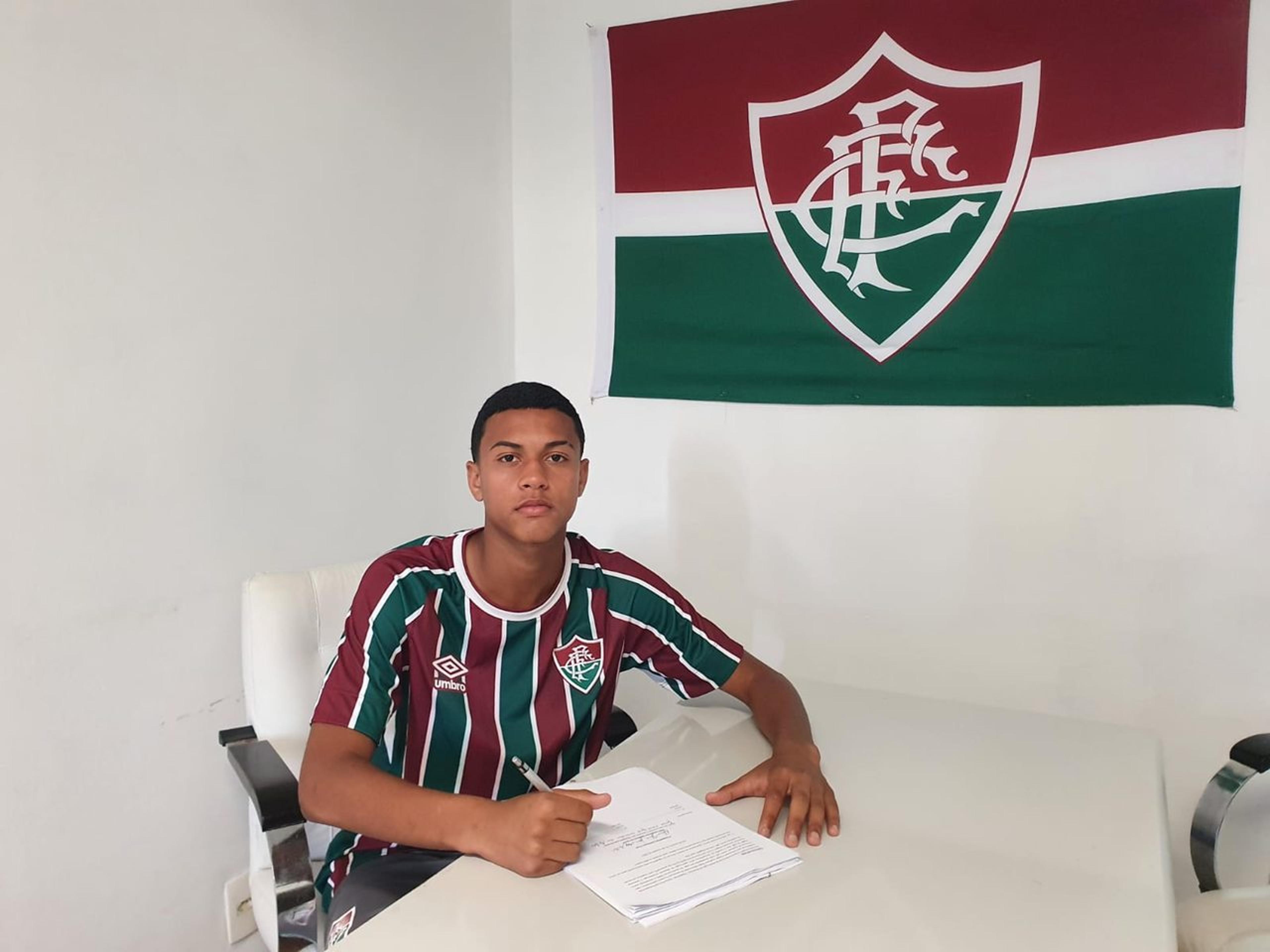 Fluminense renova com Esquerdinha, destaque do time sub-15; novo contrato vai até o final de 2026