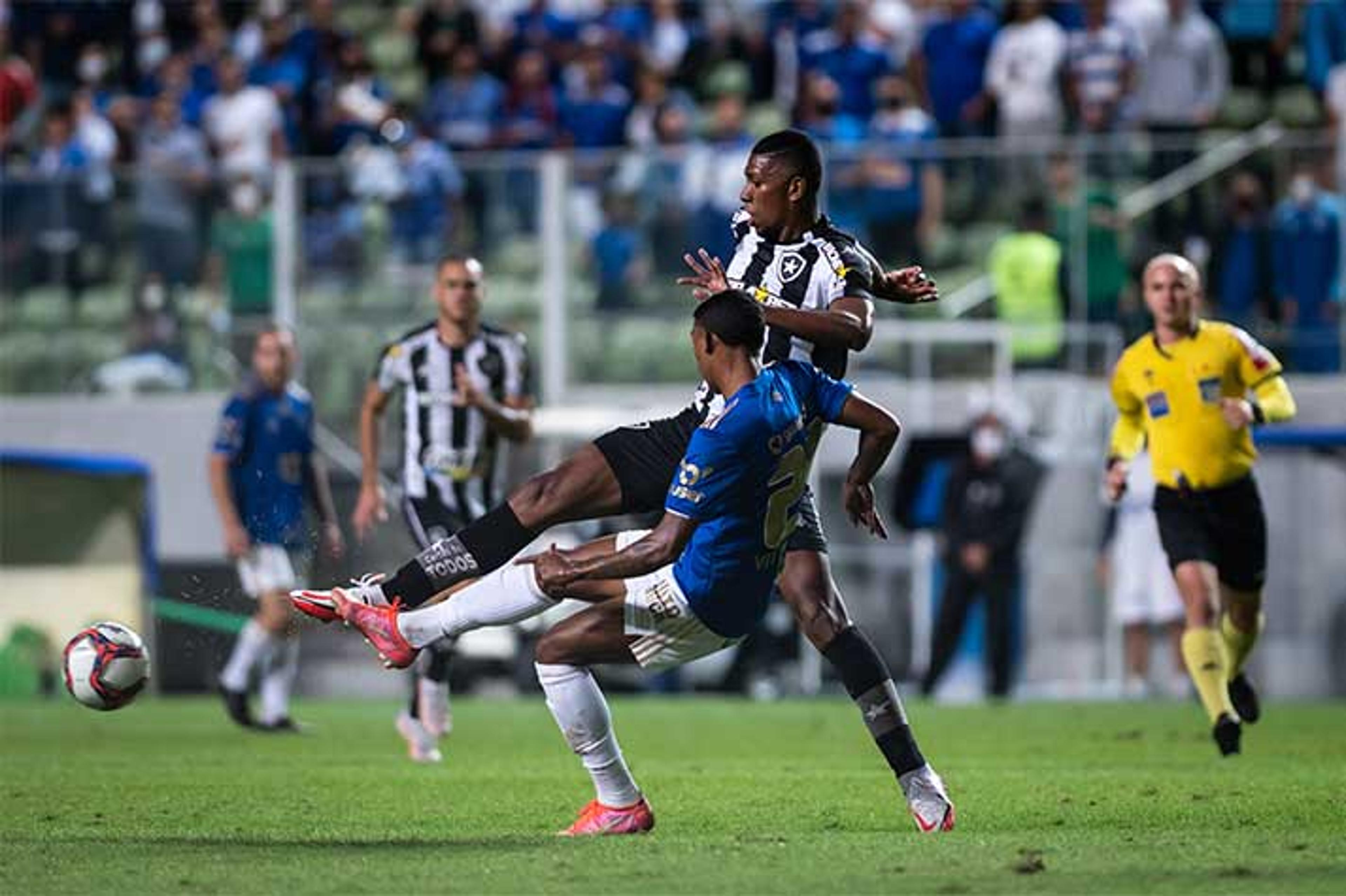 Em jogo movimentado, Cruzeiro e Botafogo empatam pela Série B do Brasileirão