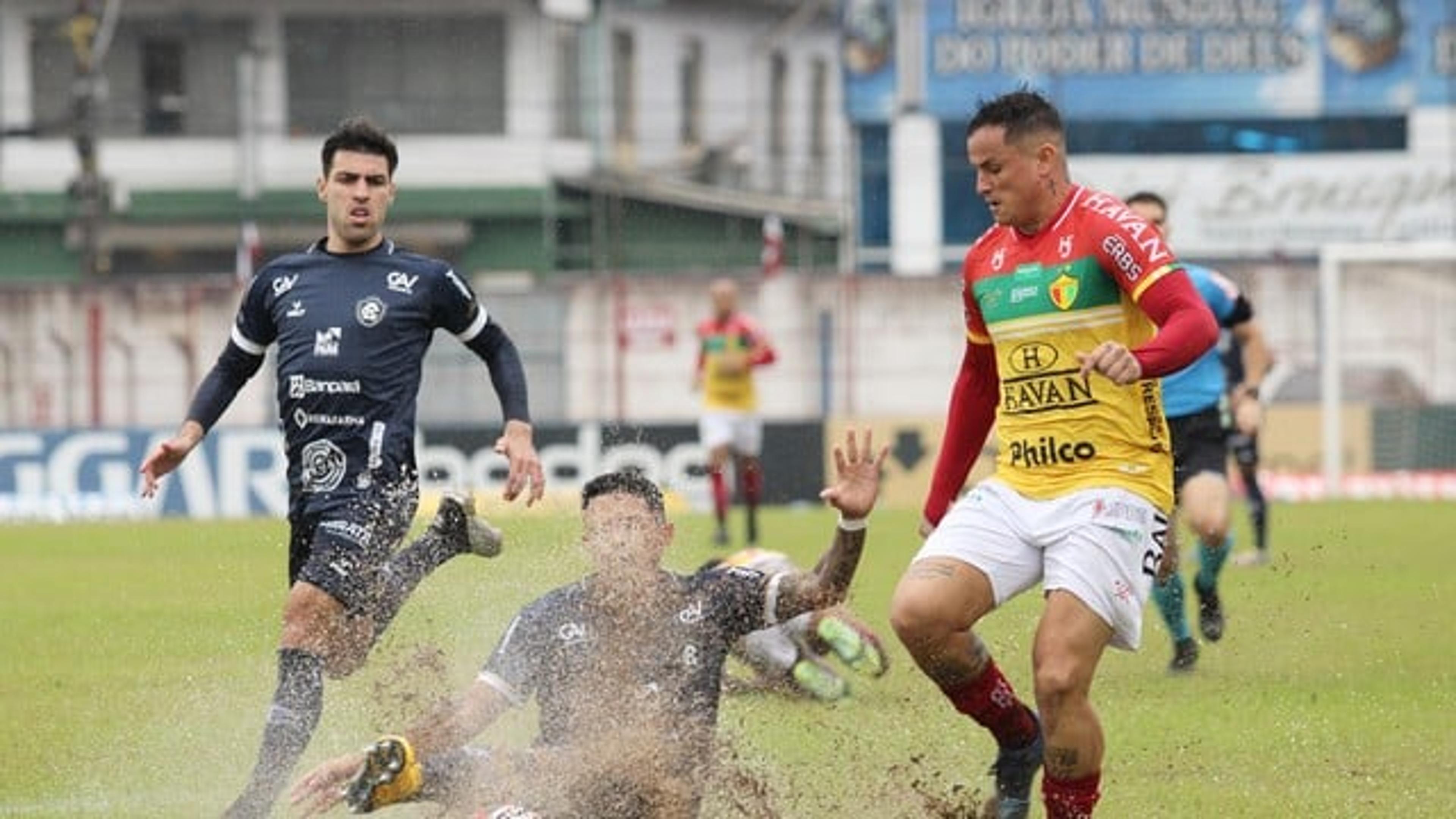 Edu perde penalidade, faz gol, vira goleiro e pega pênalti nos acréscimos na vitória do Brusque; veja os lances